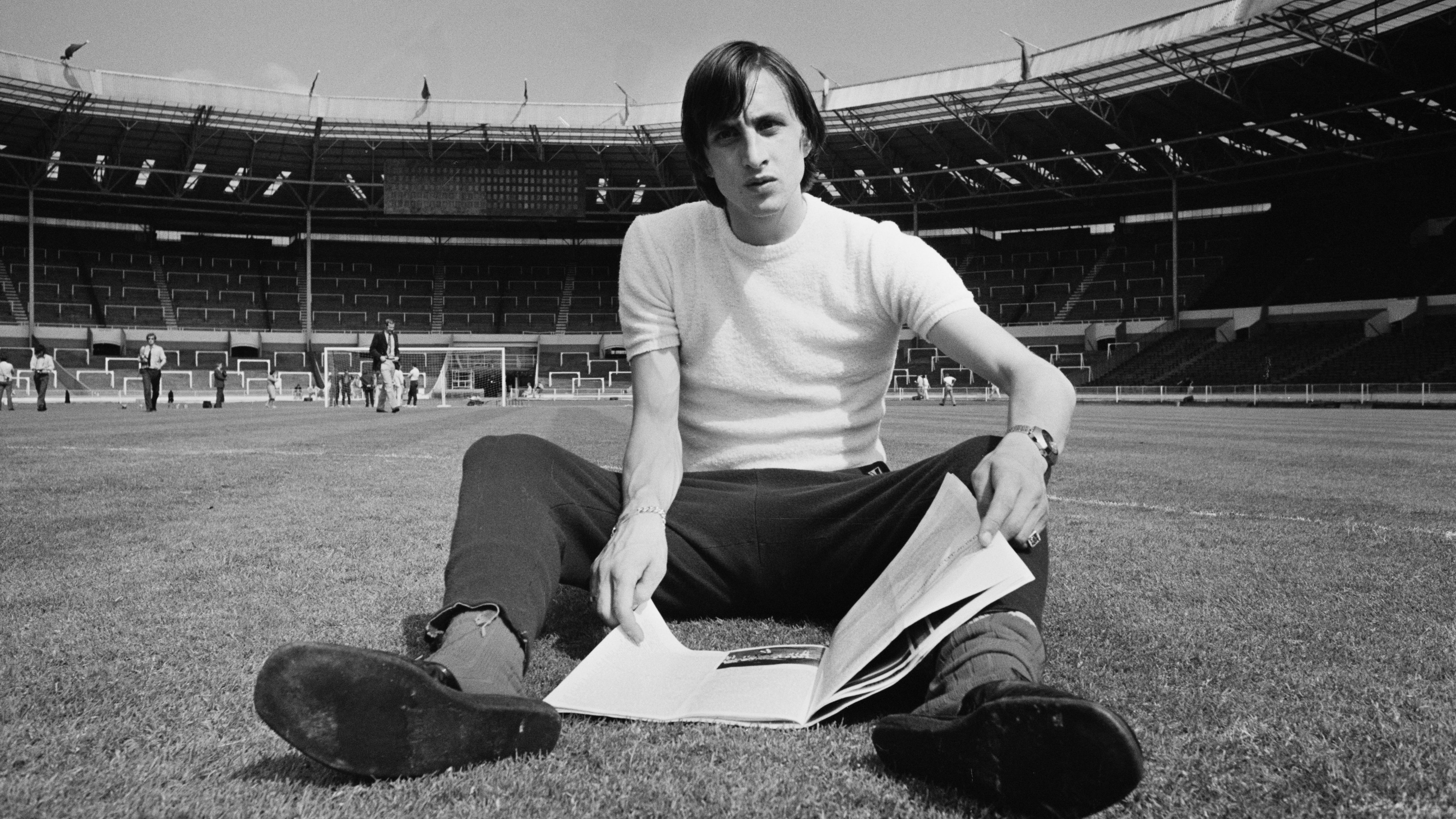 BALLBB's Hall of Fame: Johan Cruyff – The Visionary Dutch Innovator Who Revolutionized Football