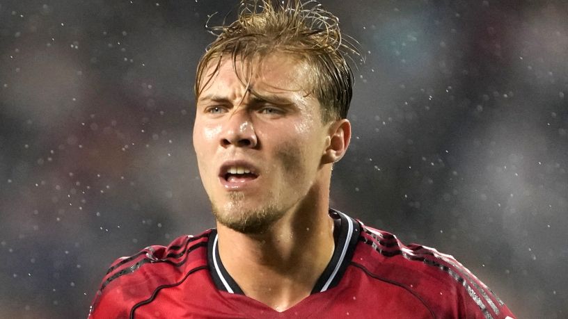 Napoli Attempts to Hijack AC Milan's Pursuit of Manchester United's Rasmus Hojlund Amid Romelu Lukaku's Injury Setback