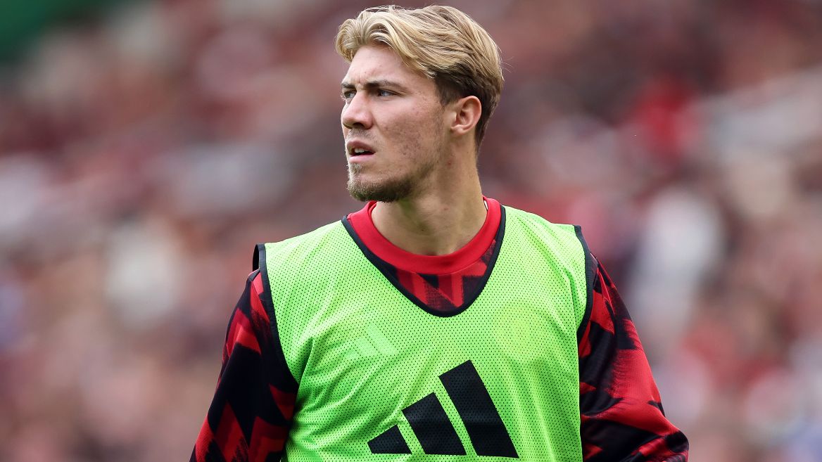 Napoli Attempts to Hijack AC Milan's Pursuit of Manchester United's Rasmus Hojlund Amid Romelu Lukaku's Injury Setback
