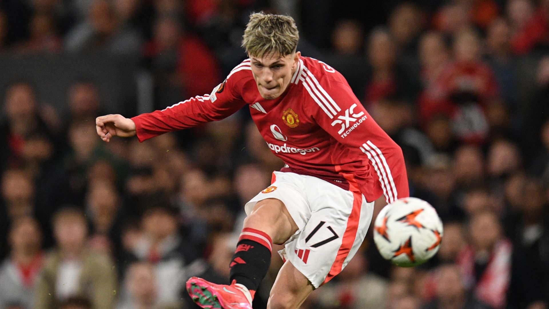 Bayern Munich Attempts to Hijack Chelsea's Transfer for Manchester United's Alejandro Garnacho as Negotiations Progress