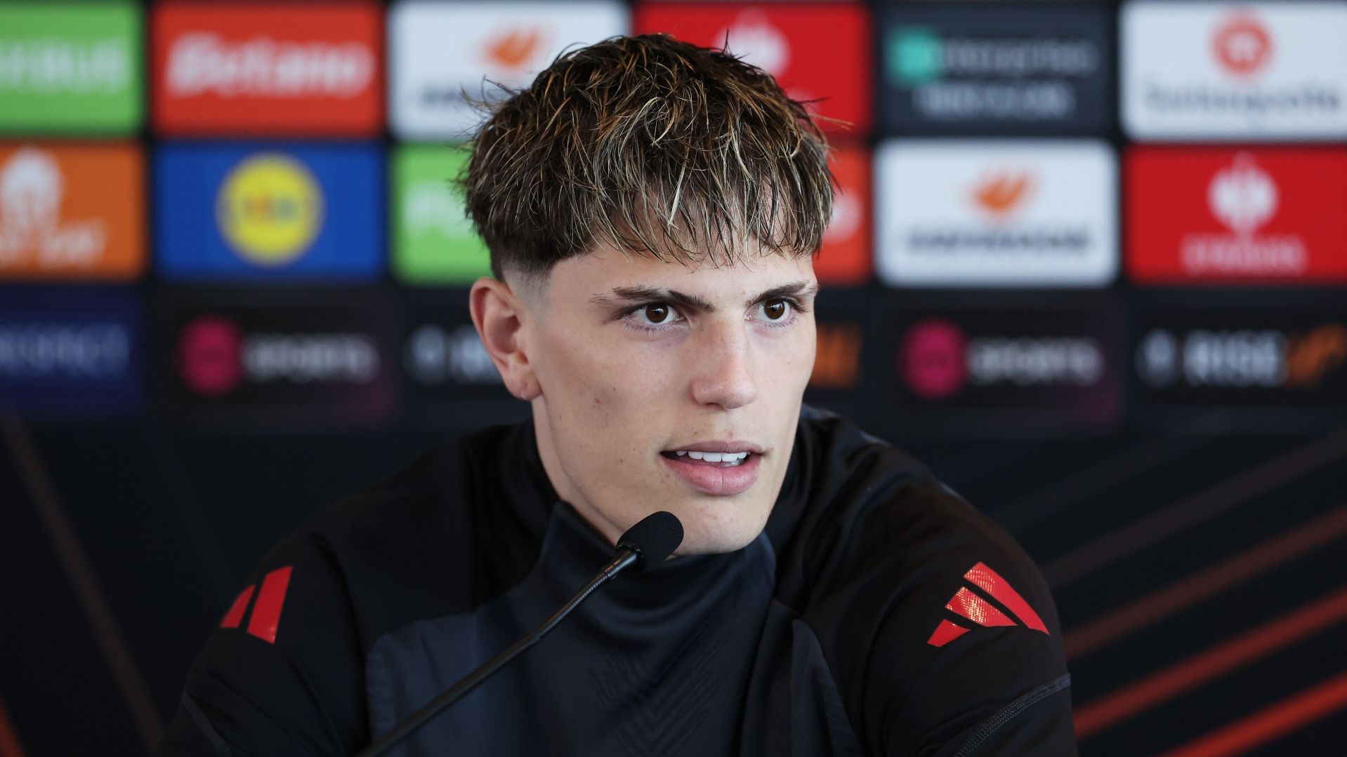 Bayern Munich Attempts to Hijack Chelsea's Transfer for Manchester United's Alejandro Garnacho as Negotiations Progress