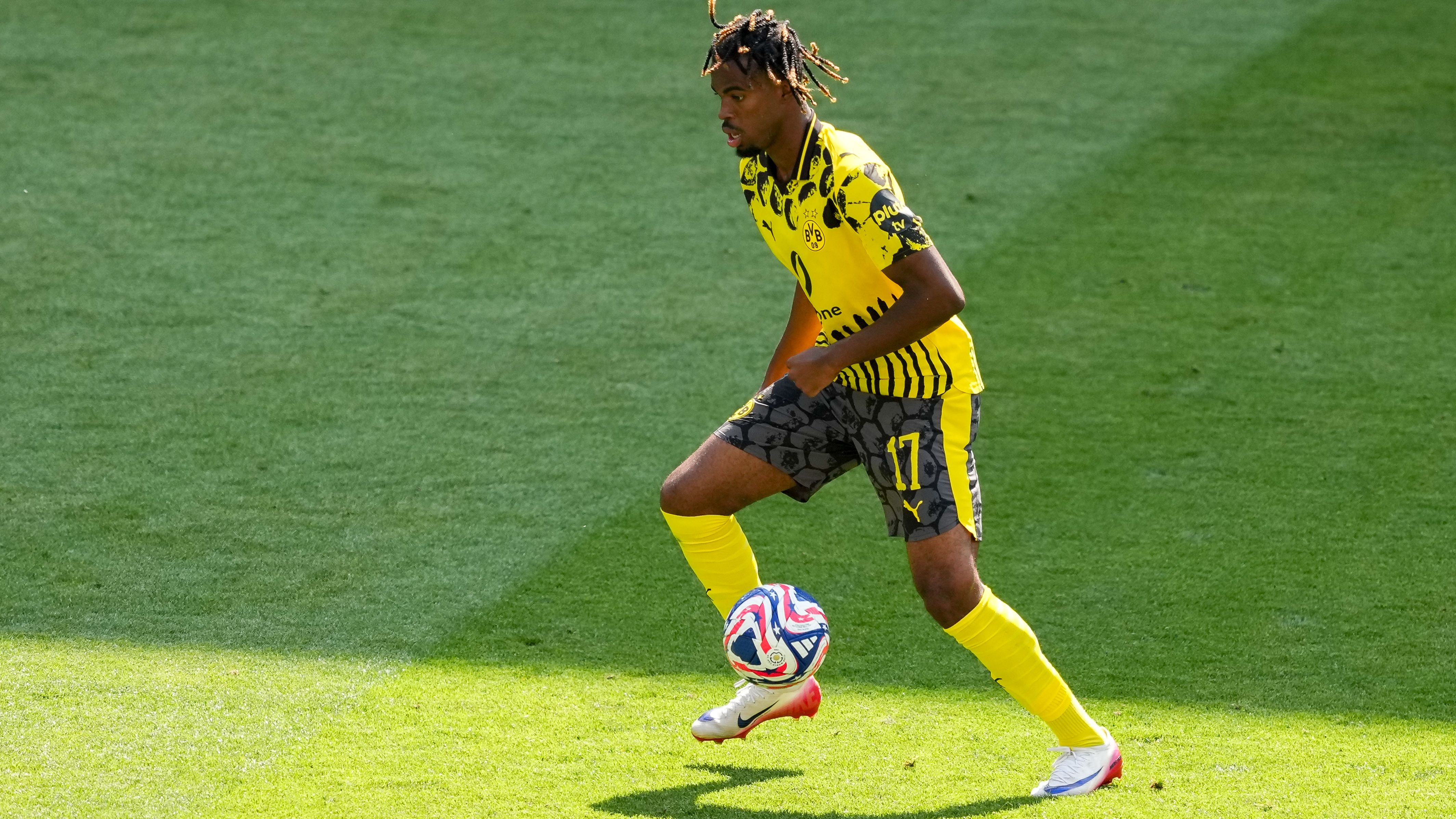 Borussia Dortmund Pursues Dual Chelsea Transfers: Nearing Permanent Deal for Carney Chukwuemeka and Planning Separate Loan Arrangement