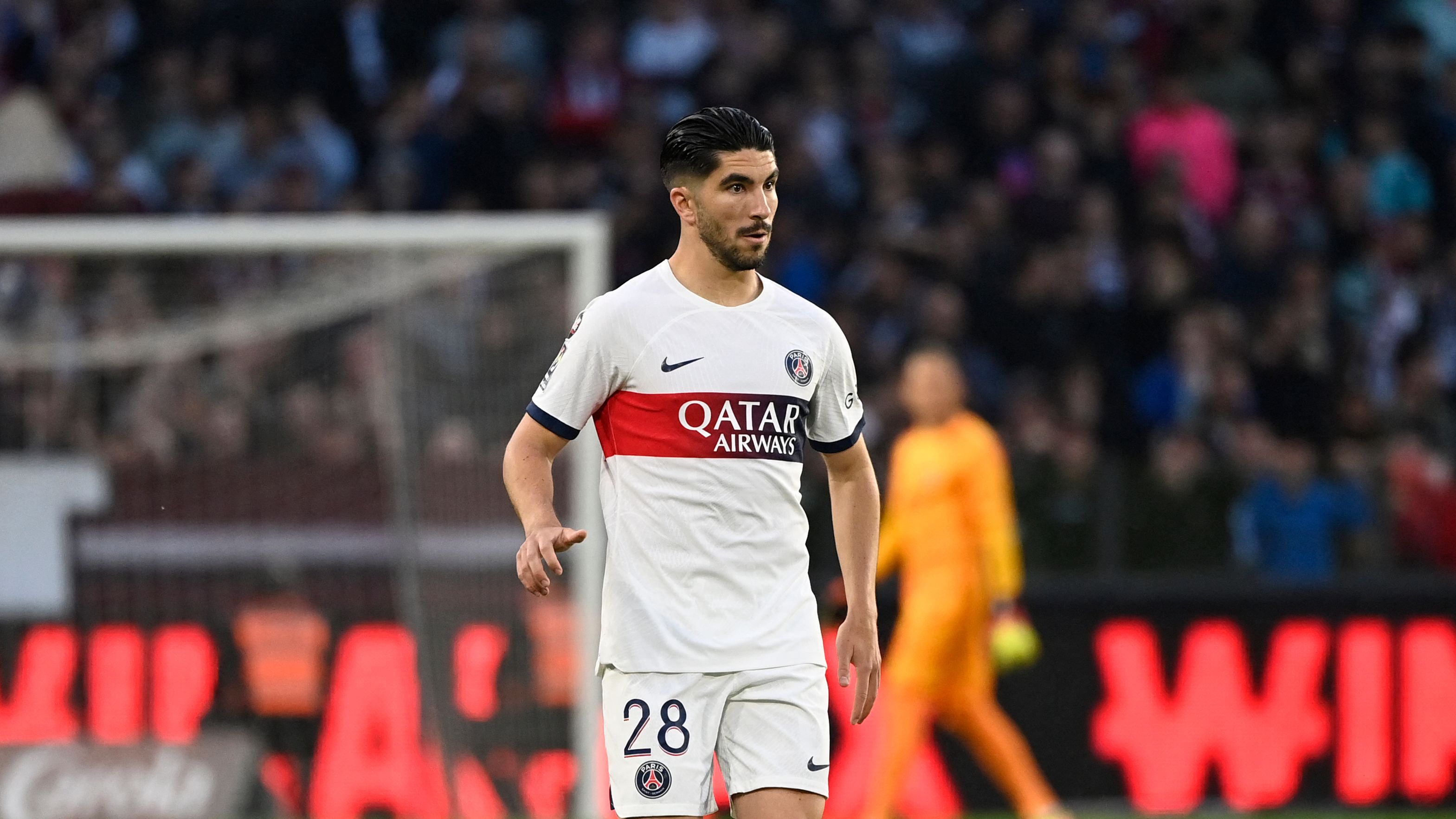 Ajax and Paris Saint-Germain in Advanced Talks for Carlos Soler Transfer as Luis Enrique Seeks to Move On Midfielder Following West Ham Loan