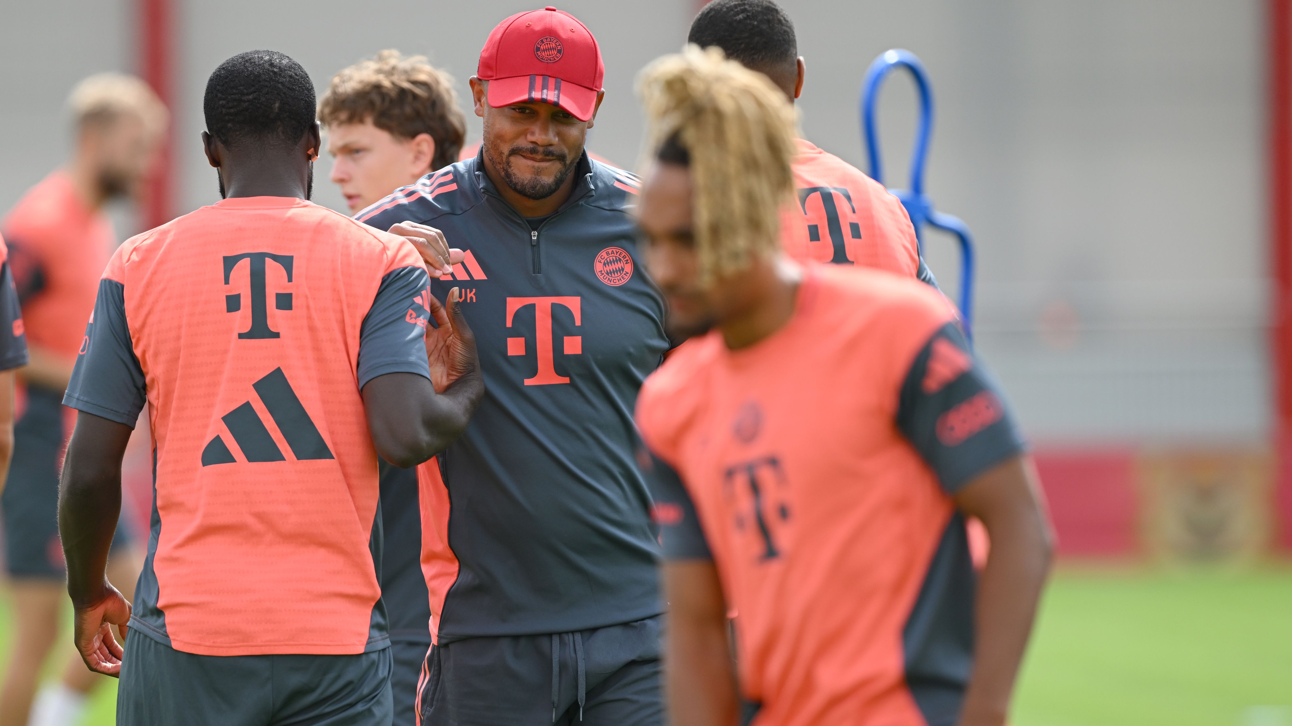 Bayern Munich Parallels Manchester United: Lack of Leadership Impeding Transfer Prospects, as Former Coach Highlights the Only Comparable Side