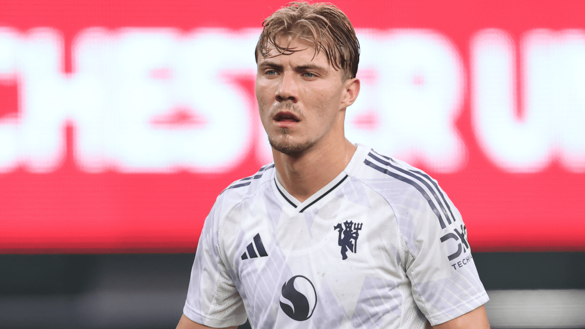 Rasmus Hojlund Set to Remain at Manchester United as AC Milan Transfer Falters Due to Bayer Leverkusen Developments
