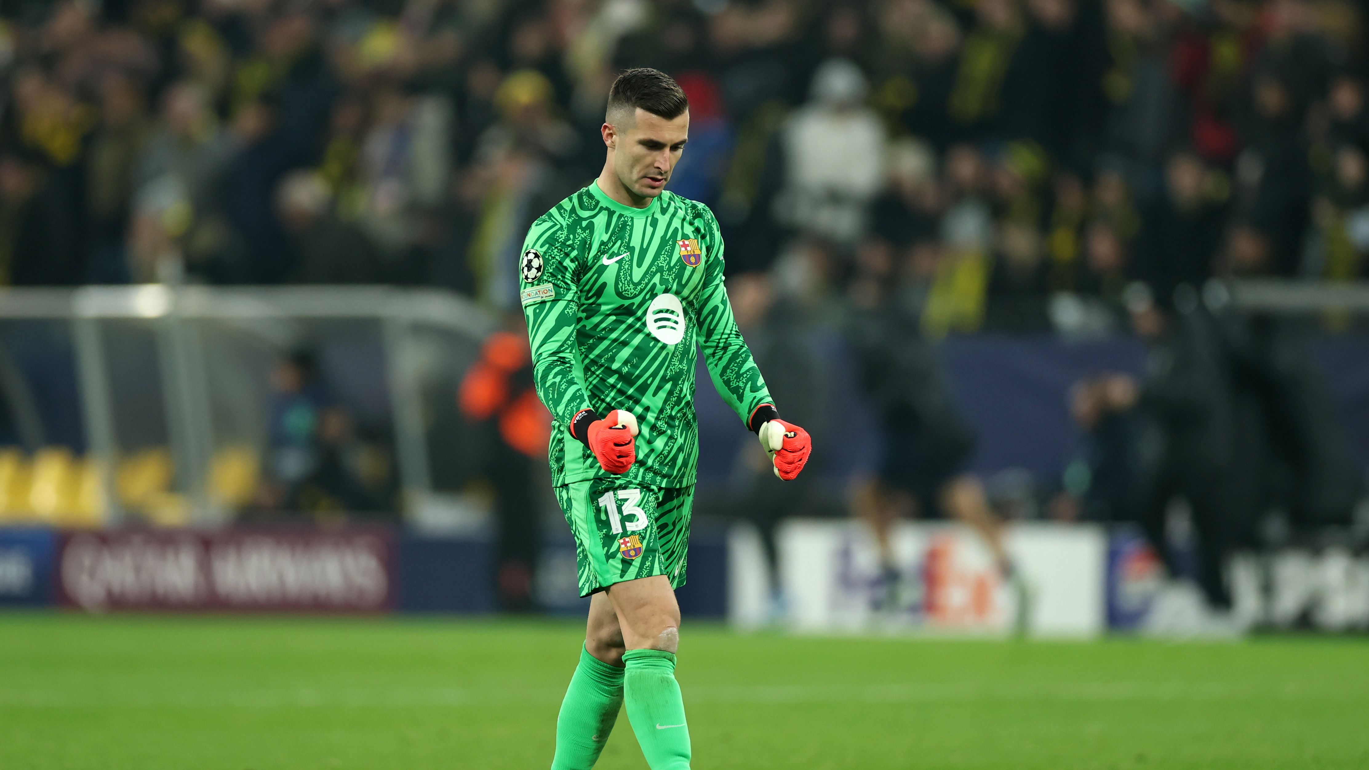 Íñaki Peña Poised to Sign New Barcelona Contract Amid Interest from Como, Galatasaray, and Celta Vigo