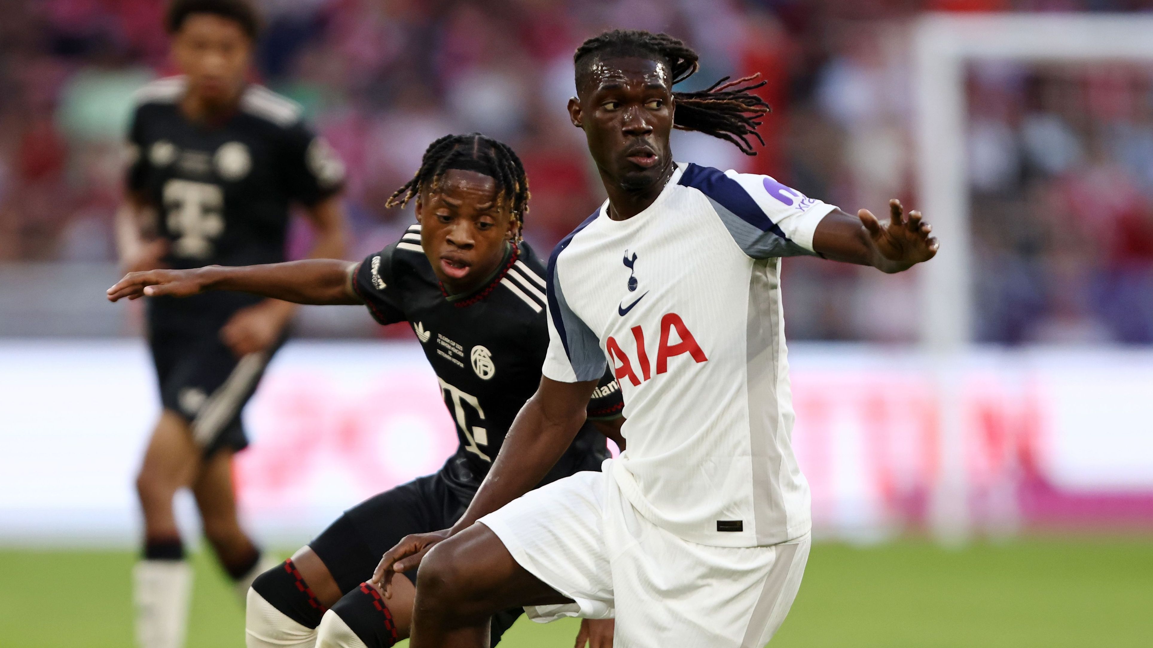 Fenerbahçe and Galatasaray Vie for Tottenham Midfielder Yves Bissouma with €25m Valuation Required by the Club