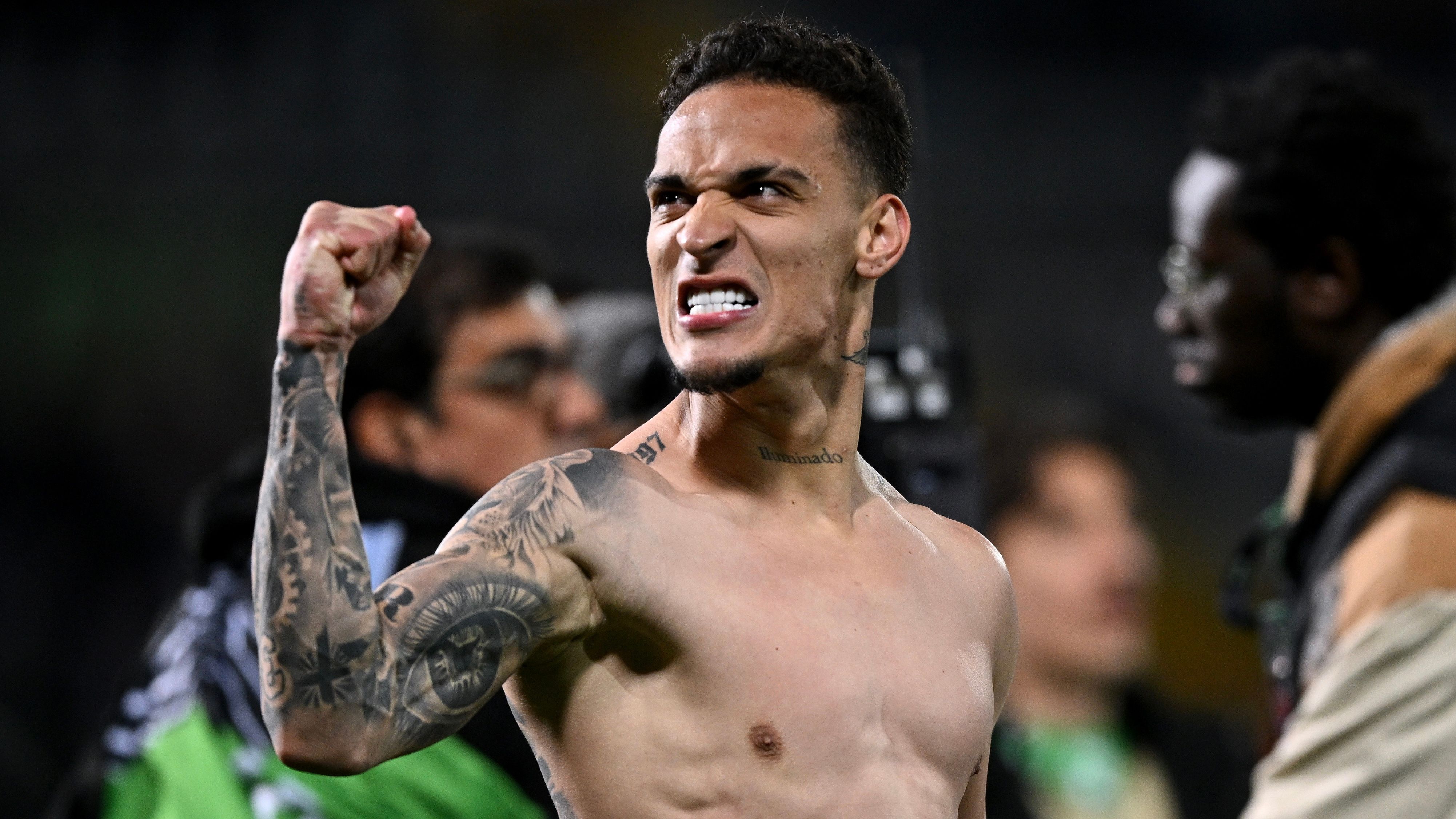 Antony Indicates Readiness to Await Transfer Window's End to Facilitate Real Betis Return, as La Liga Club Reserves No. 7 Jersey for Brazilian Winger