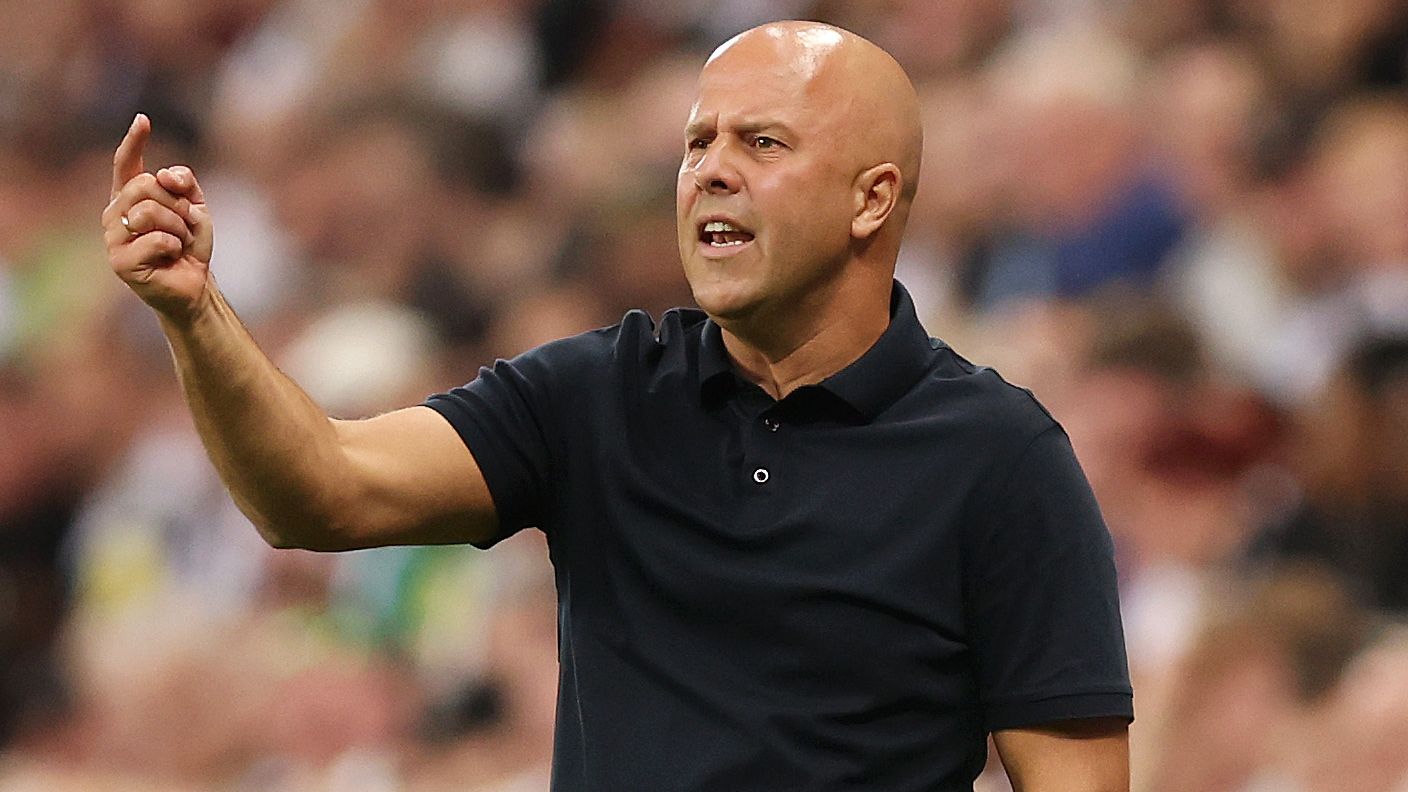Arne Slot Criticizes Ten-Man Newcastle's Set-Piece Tactics Against Liverpool and Commends His Players' Resilience