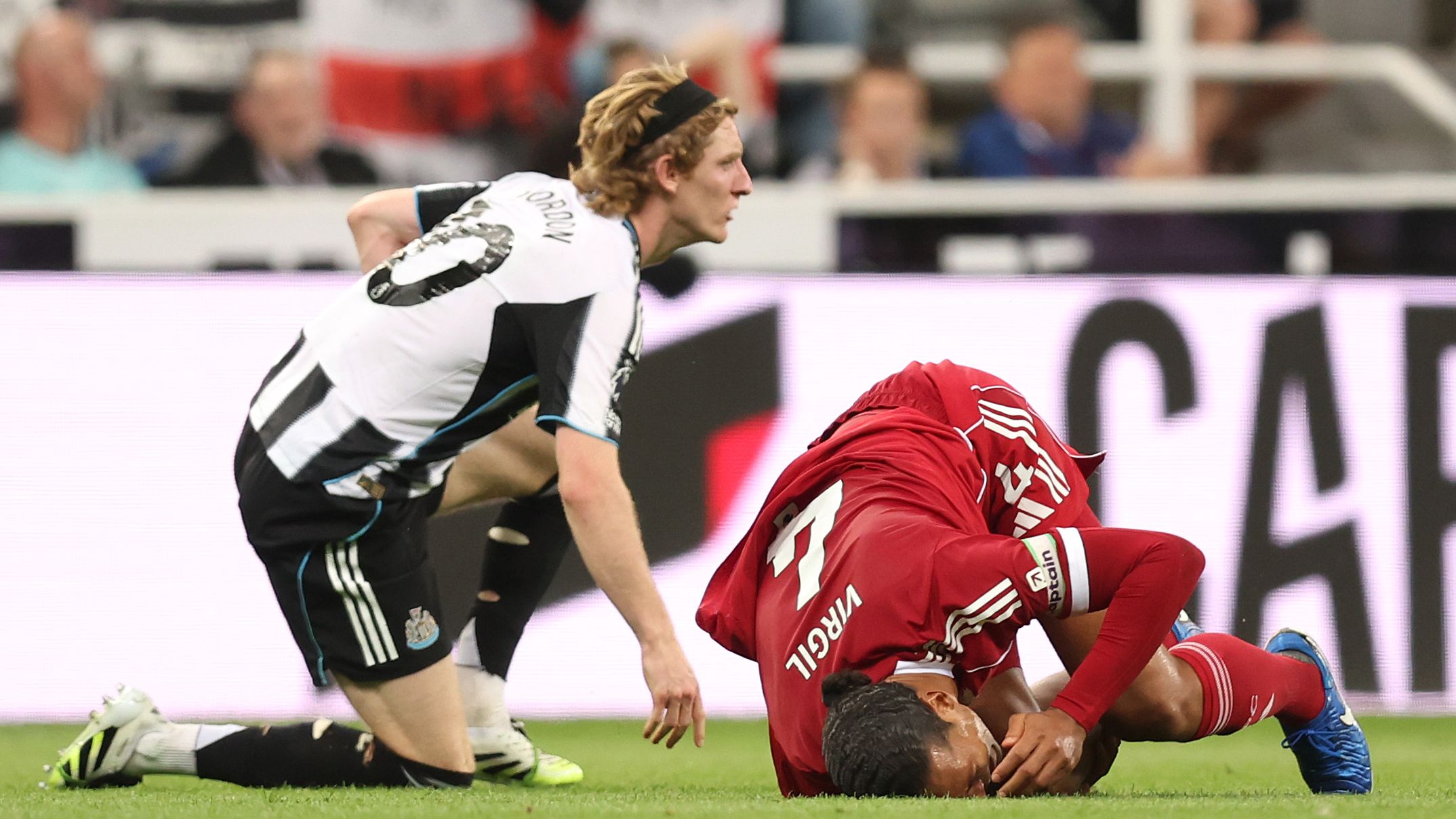 Arne Slot Criticizes Ten-Man Newcastle's Set-Piece Tactics Against Liverpool and Commends His Players' Resilience