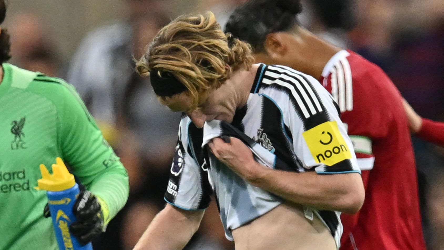 Anthony Gordon Offers Public Apology to Virgil van Dijk After Red Card Incident in Newcastle's Defeat to Liverpool, Affirming His Pure Intentions