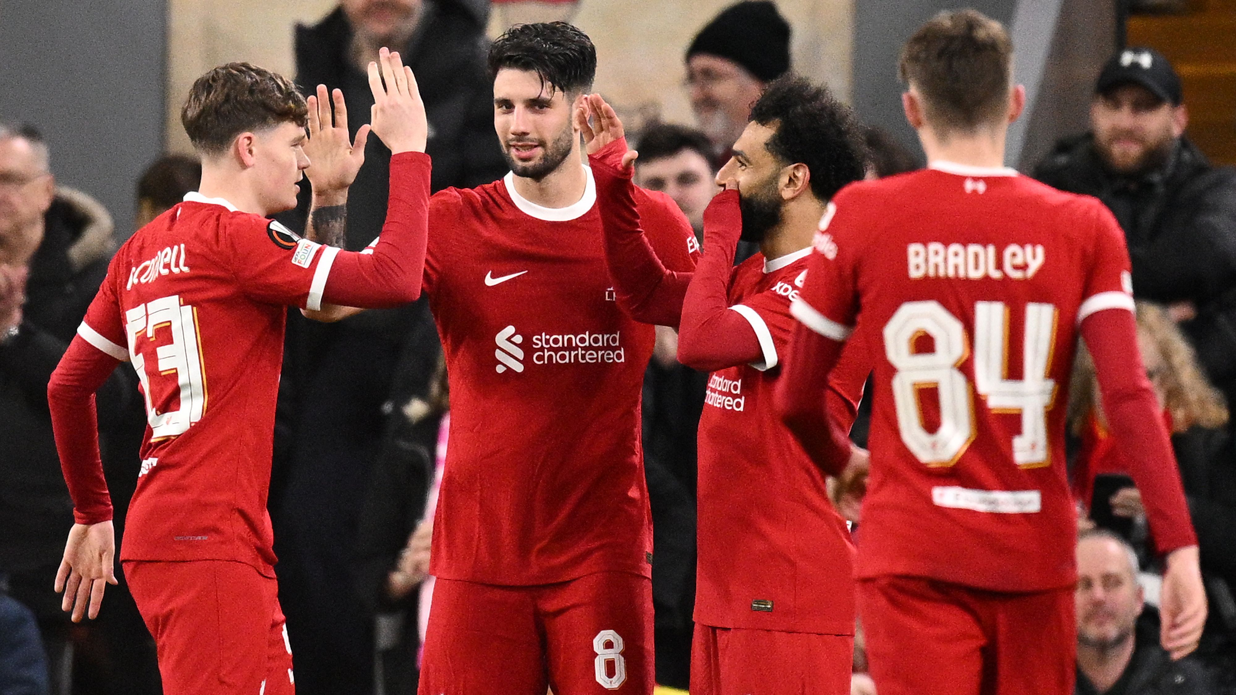El joven del Liverpool firma un nuevo contrato antes de sustituir a Jordan Henderson en el préstamo del Ajax.