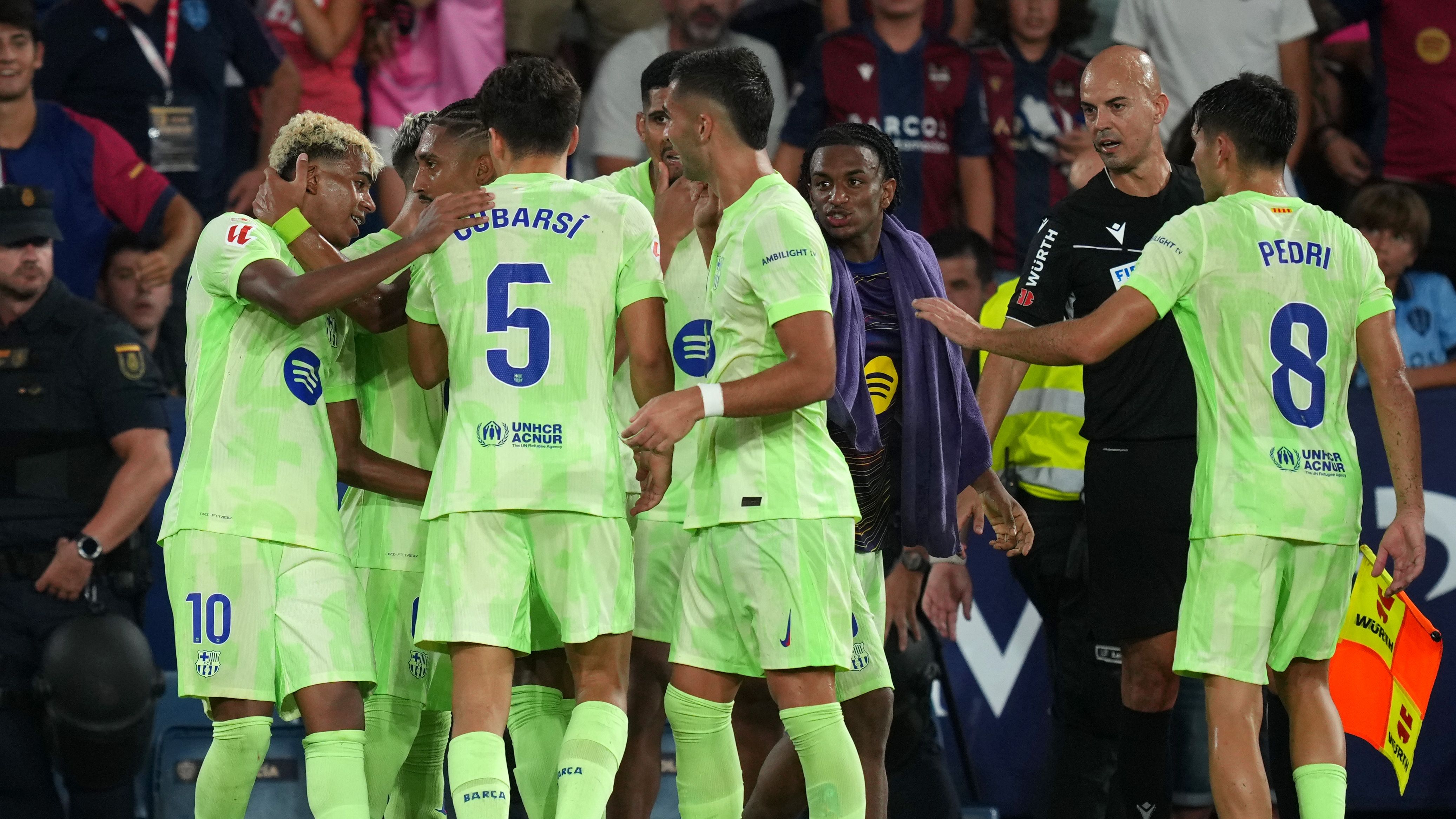 El FC Barcelona obtiene la aprobación para un estadio con capacidad para 6.000 espectadores para albergar el partido en casa contra el Valencia, aunque el regreso al Camp Nou sigue siendo improbable.