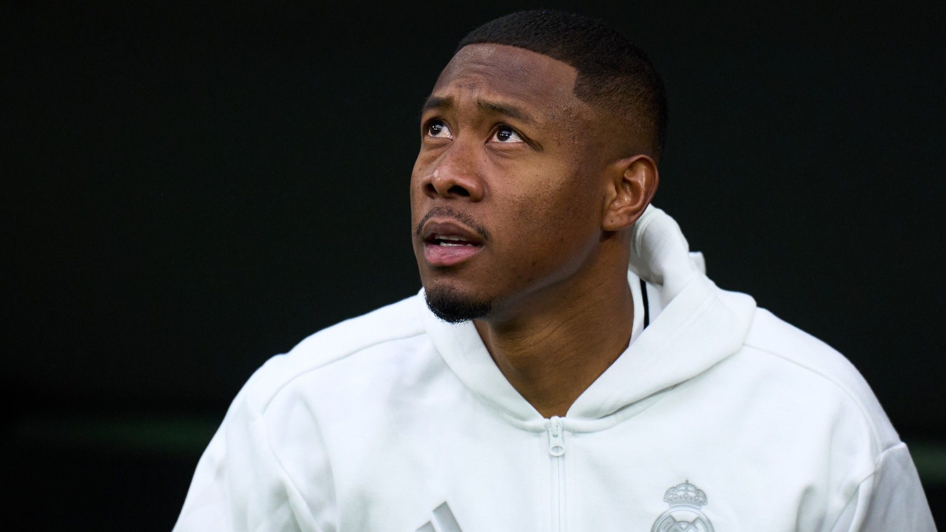 David Alaba despierta el interés de la Serie A mientras el Real Madrid busca desprenderse de un defensa con un salario alto en medio de problemas de lesiones.
