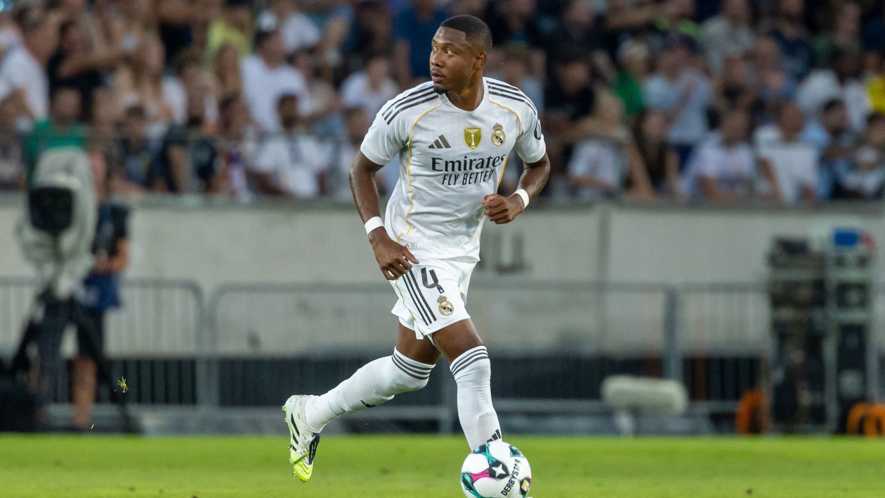 David Alaba despierta el interés de la Serie A mientras el Real Madrid busca desprenderse de un defensa con un salario alto en medio de problemas de lesiones.
