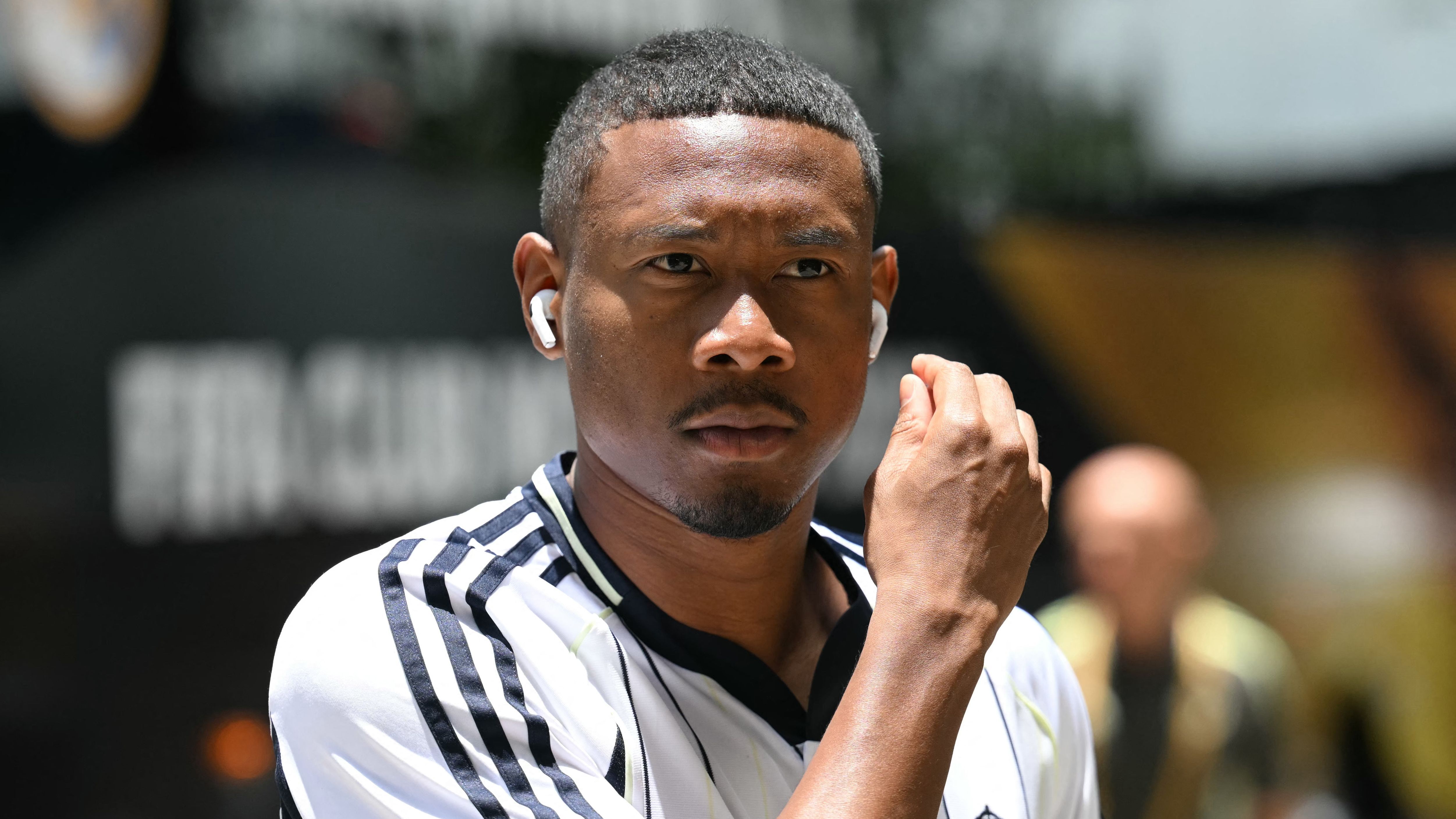 David Alaba despierta el interés de la Serie A mientras el Real Madrid busca desprenderse de un defensa con un salario alto en medio de problemas de lesiones.