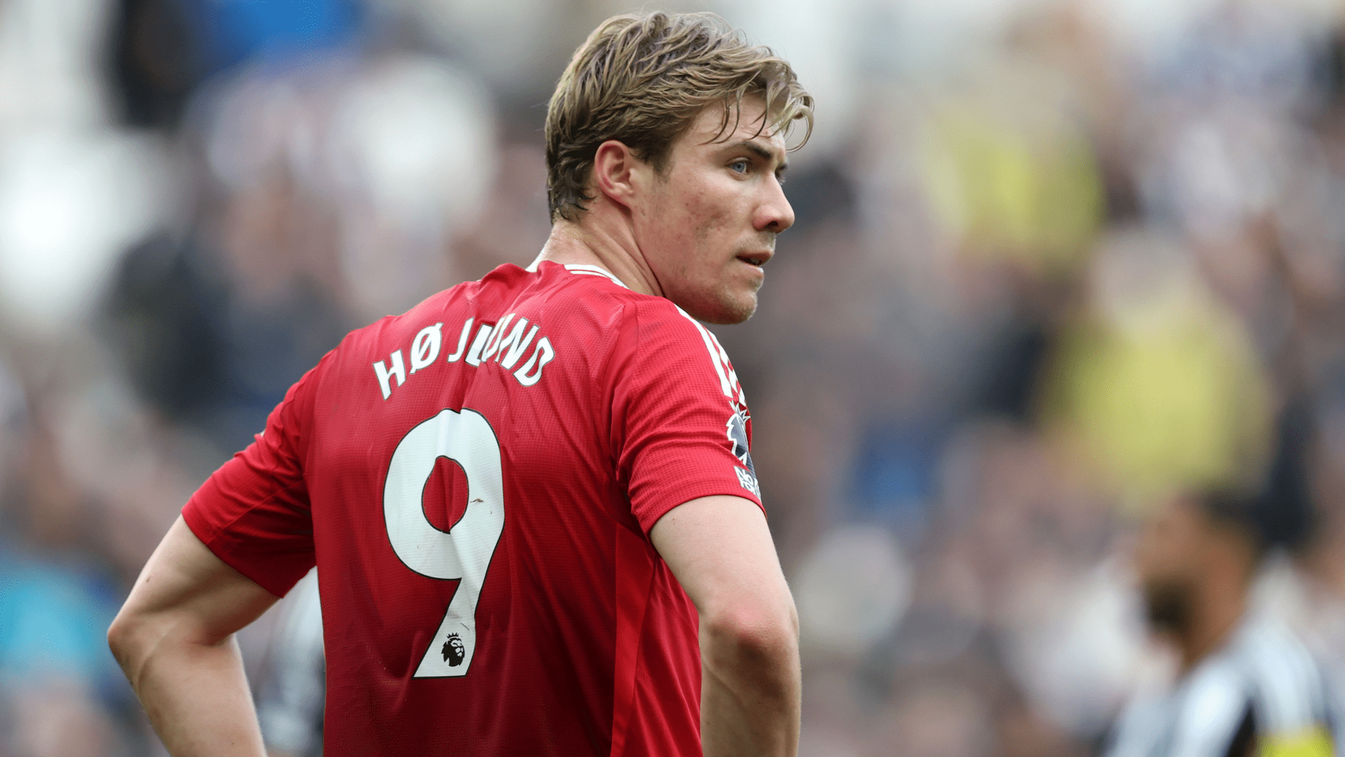 Rasmus Hojlund's Loan Transfer Negotiations Stalled Between Manchester United and Napoli Over Key Details