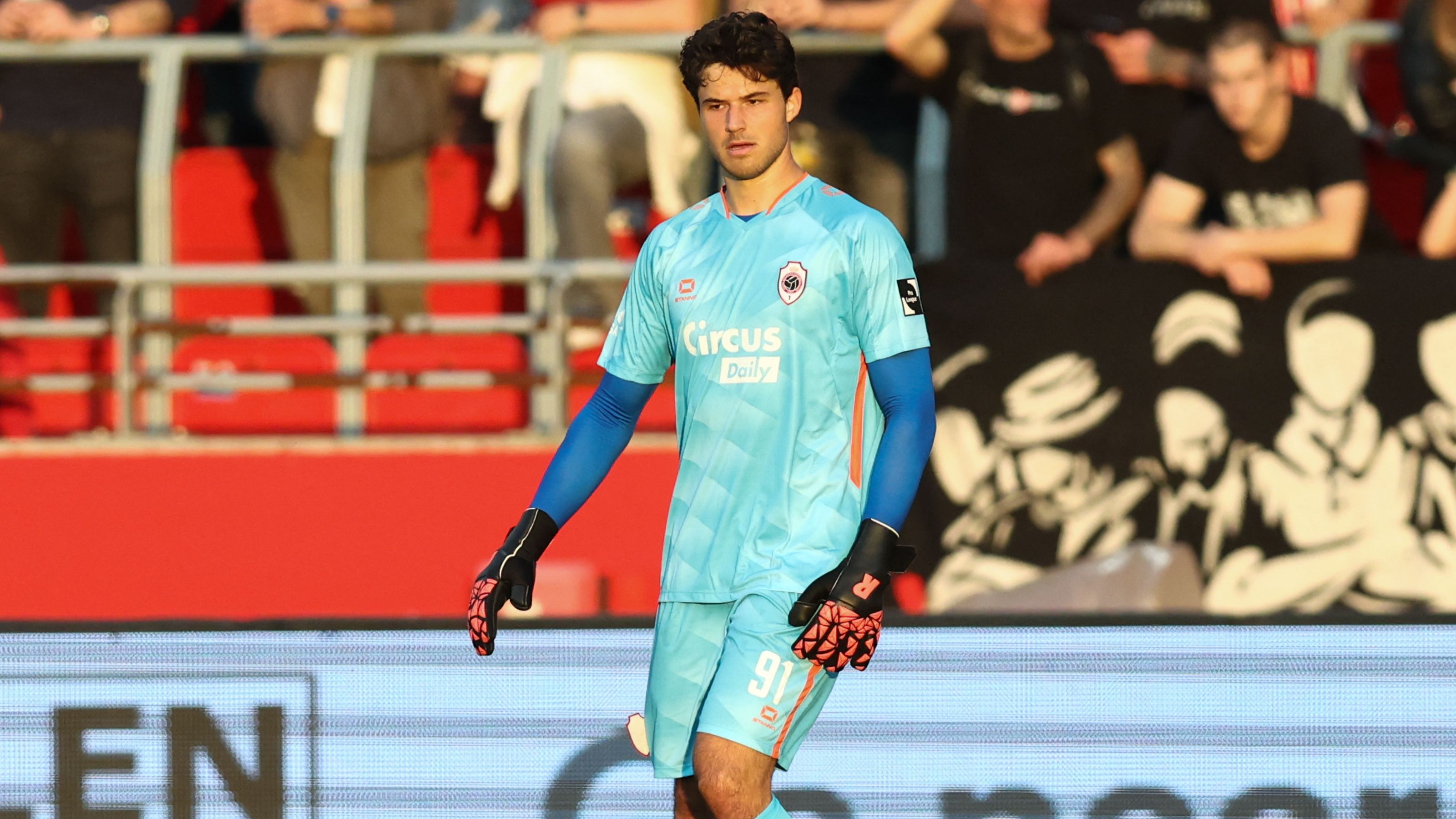 Galatasaray Enters the Race for Manchester United's Targeted Goalkeeper, Senne Lammens