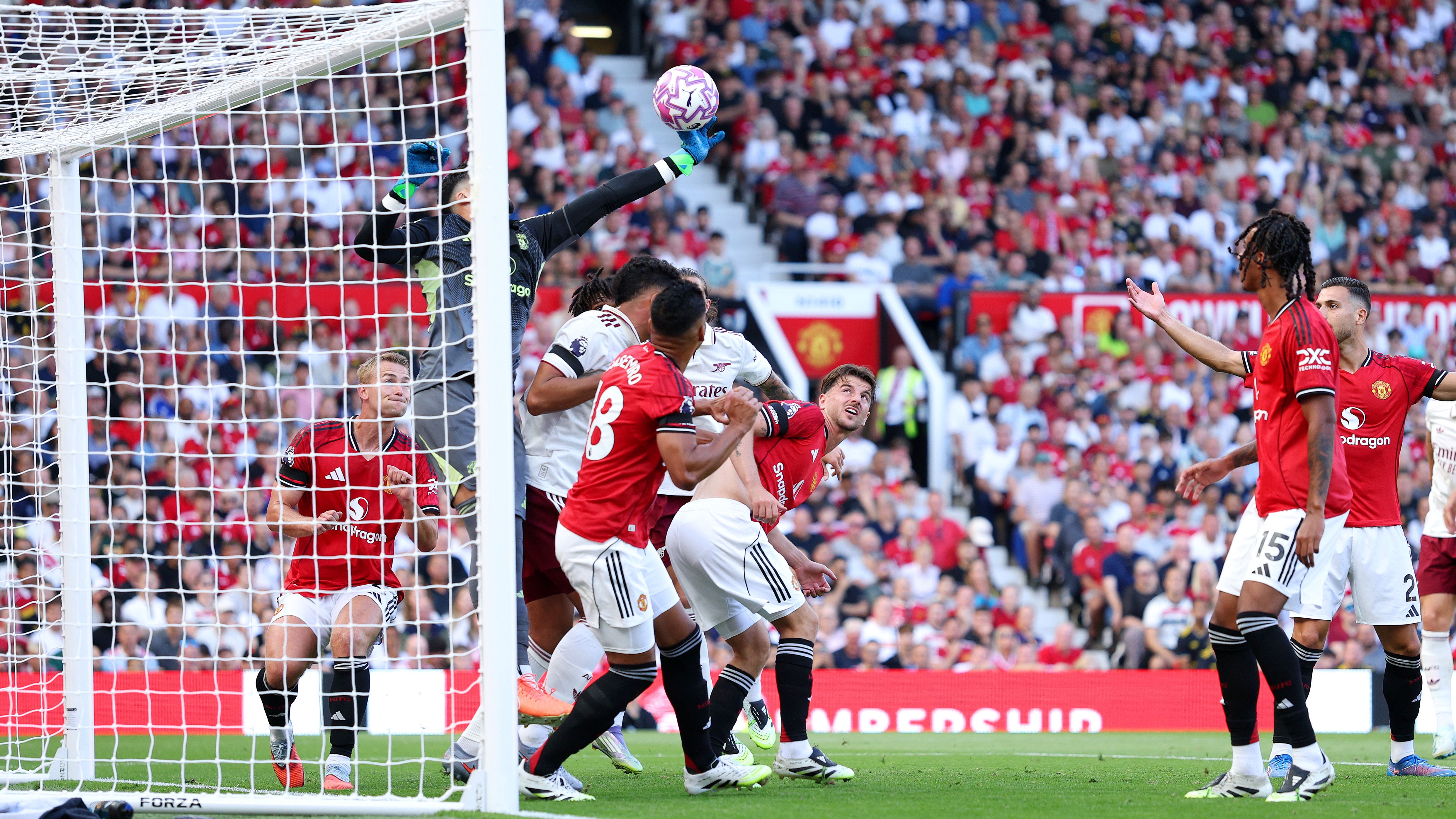 Galatasaray Enters the Race for Manchester United's Targeted Goalkeeper, Senne Lammens