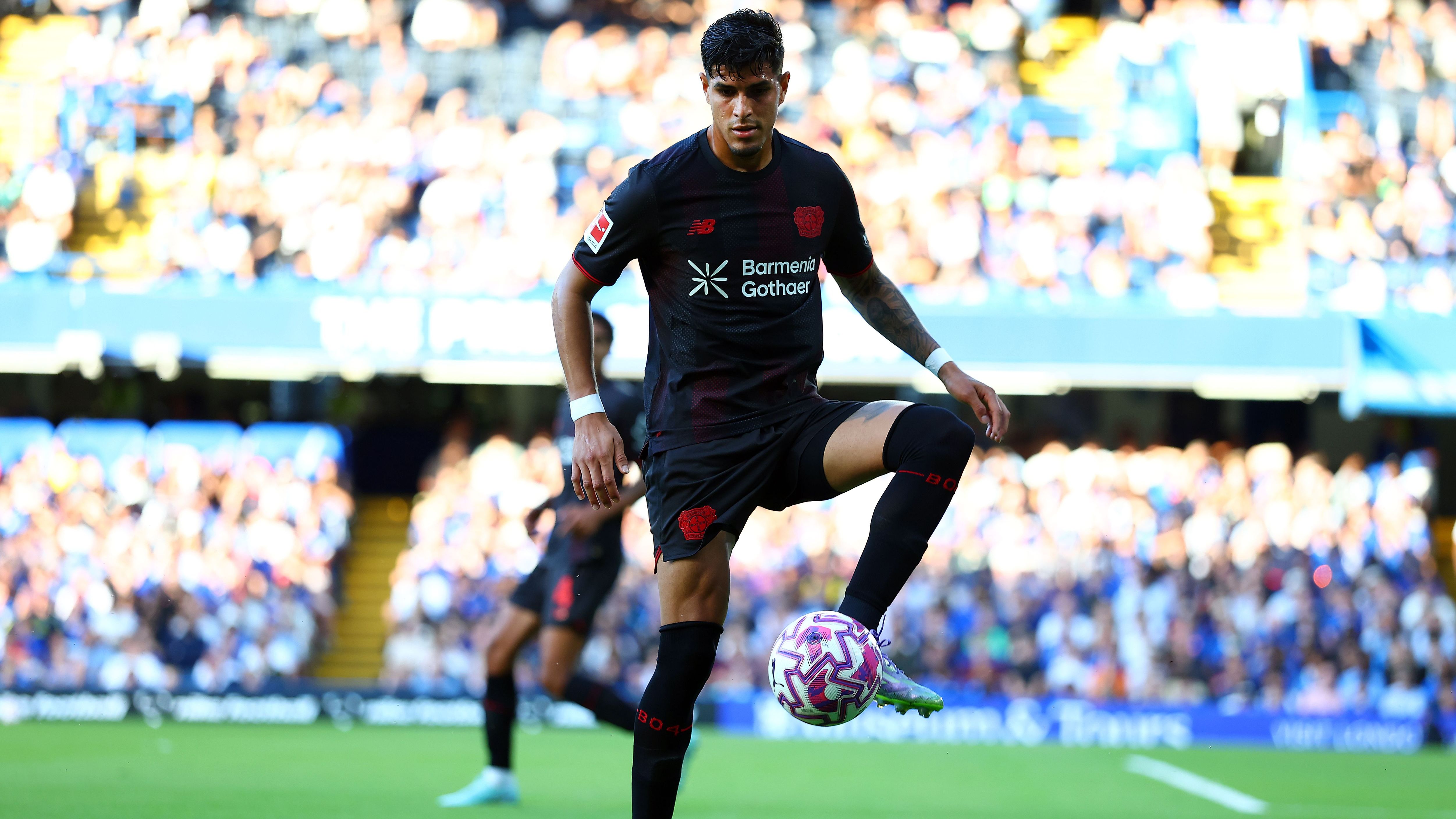 Arsenal Advance in Pursuit of Bayer Leverkusen's Piero Hincapie