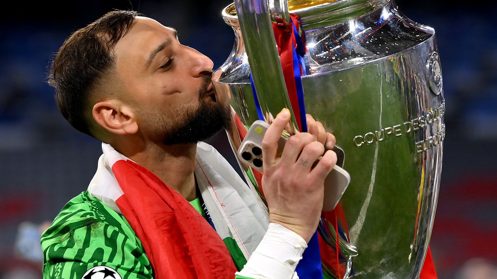 Manchester United Legend Disappointed by Missed Opportunity to Sign World Cup-Winning Goalkeeper Emi Martinez Amid Andre Onana Uncertainty