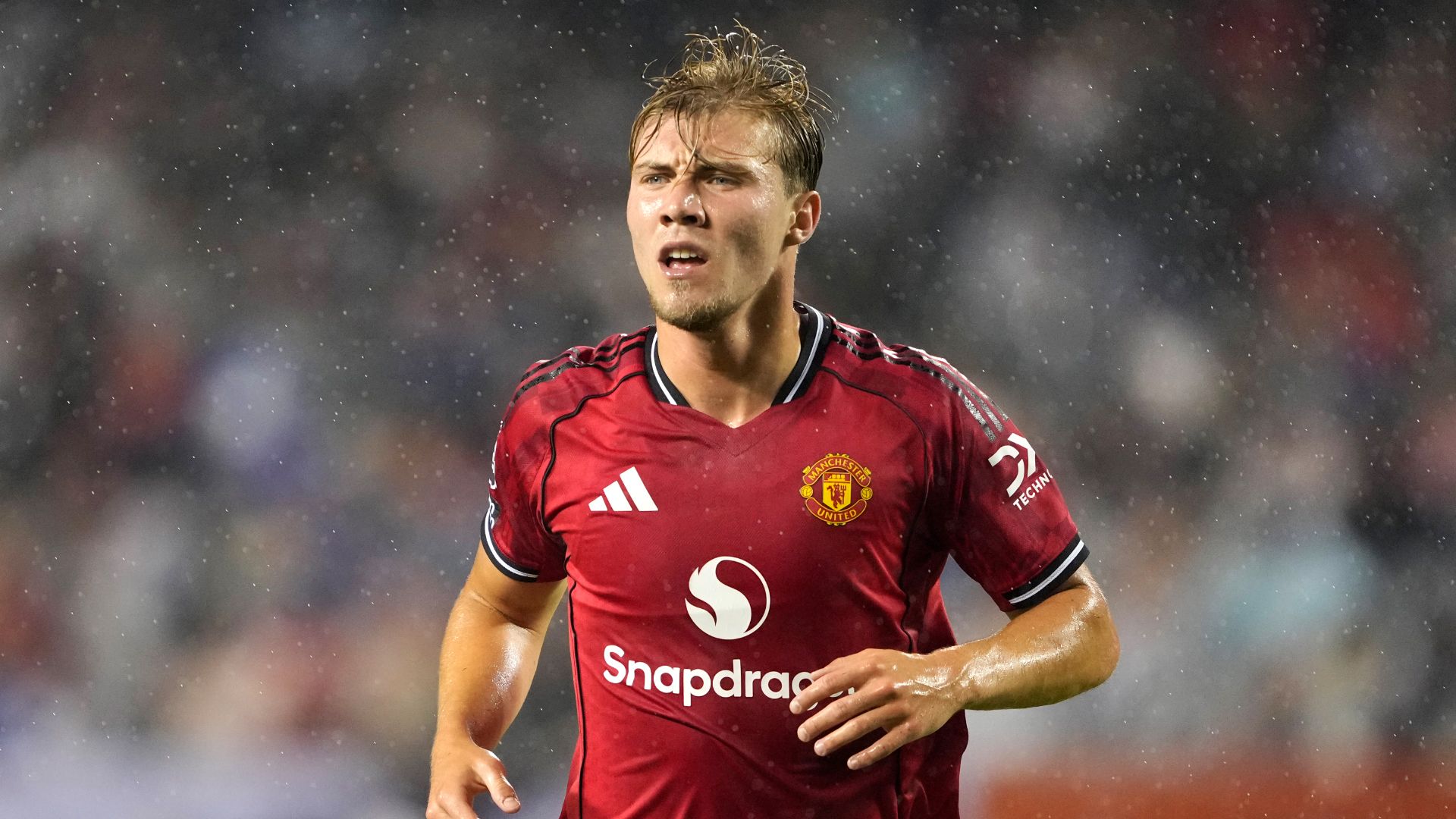 Rasmus Hojlund Receives Enthusiastic Welcome from Napoli Fans Upon Arrival in Italy for Medical Examination