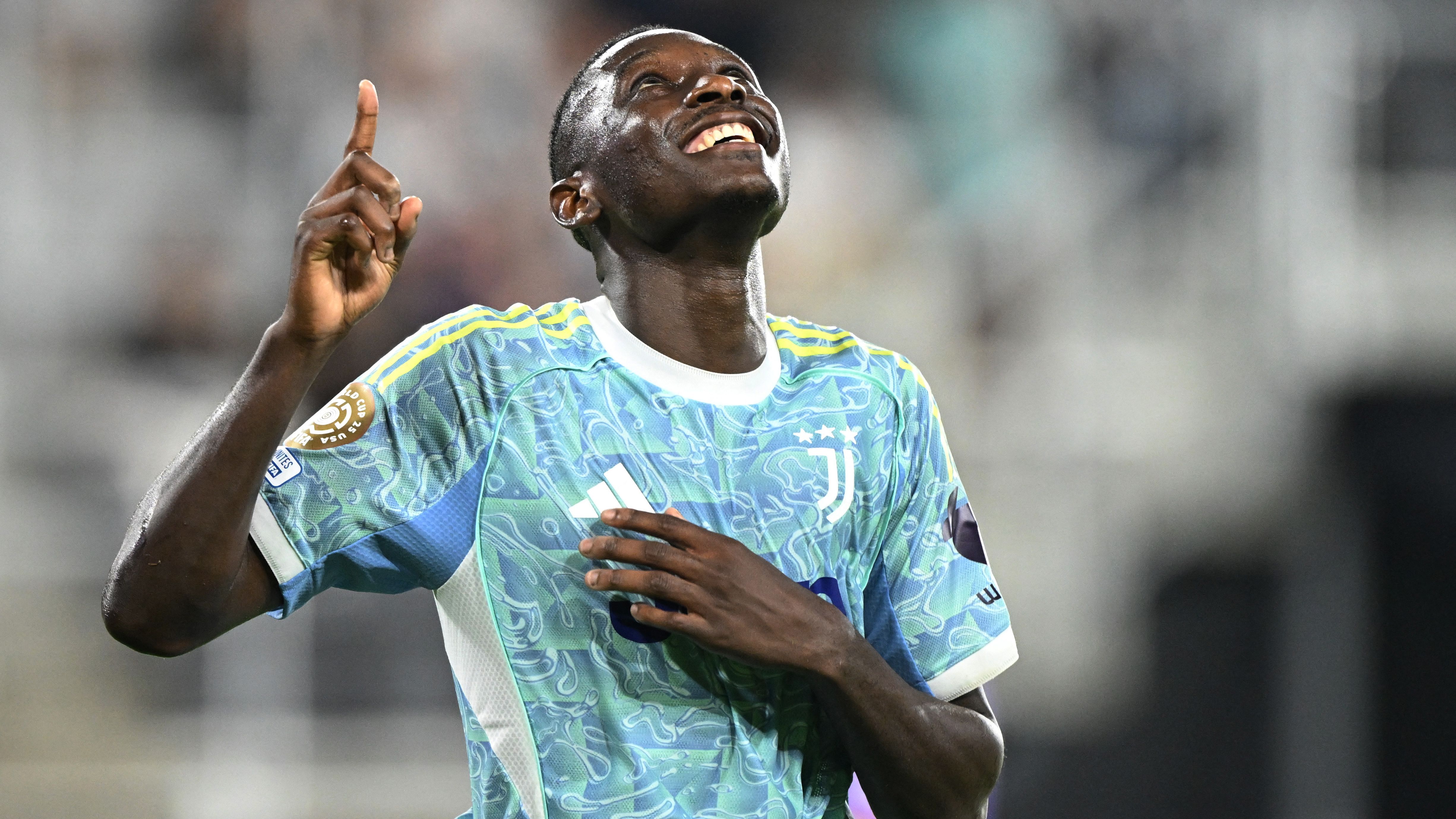 Paris Saint-Germain Halts Transfer Negotiations for Randal Kolo Muani Despite His Agreement with a Serie A Club
