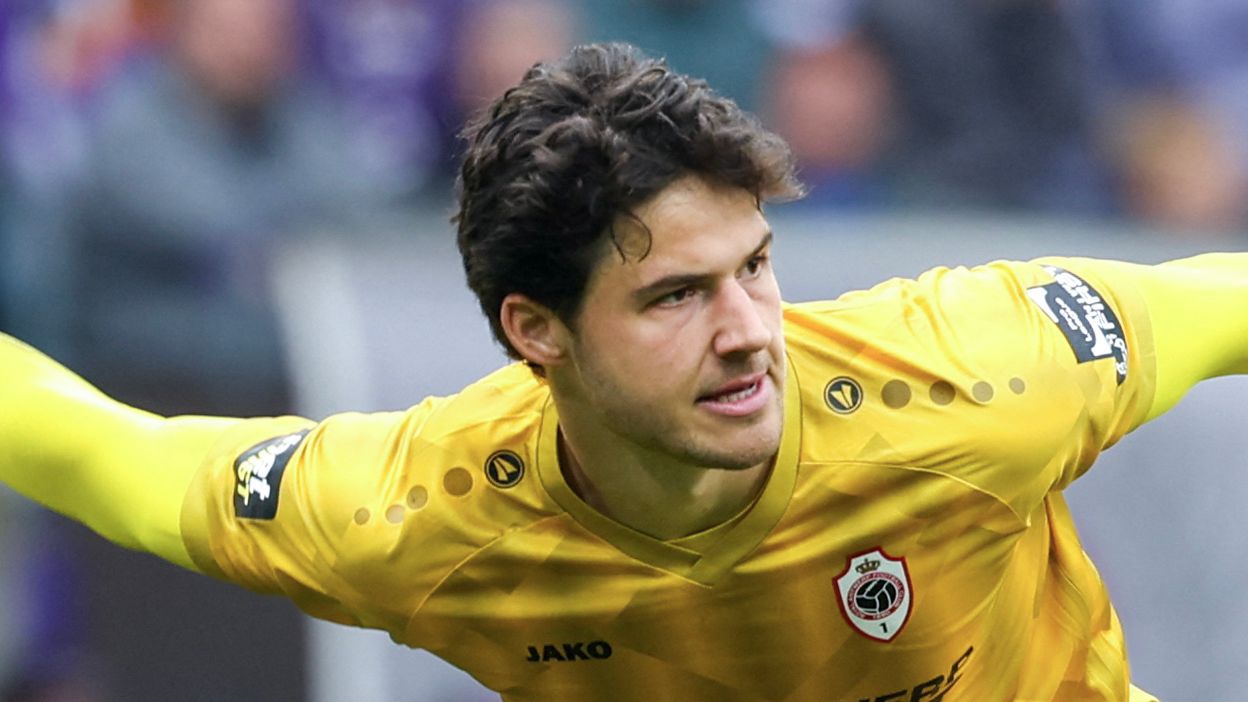Unai Emery Addresses Emi Martinez's Absence from Aston Villa Squad Amid Manchester United's Transfer Interest on Deadline Day