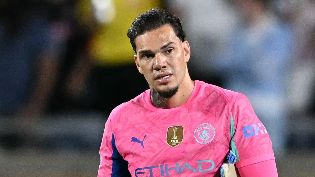 El Manchester City confirma el traspaso de Ederson por 14 millones de euros al Fenerbahçe mientras el portero brasileño emite un emotivo comunicado de despedida.
