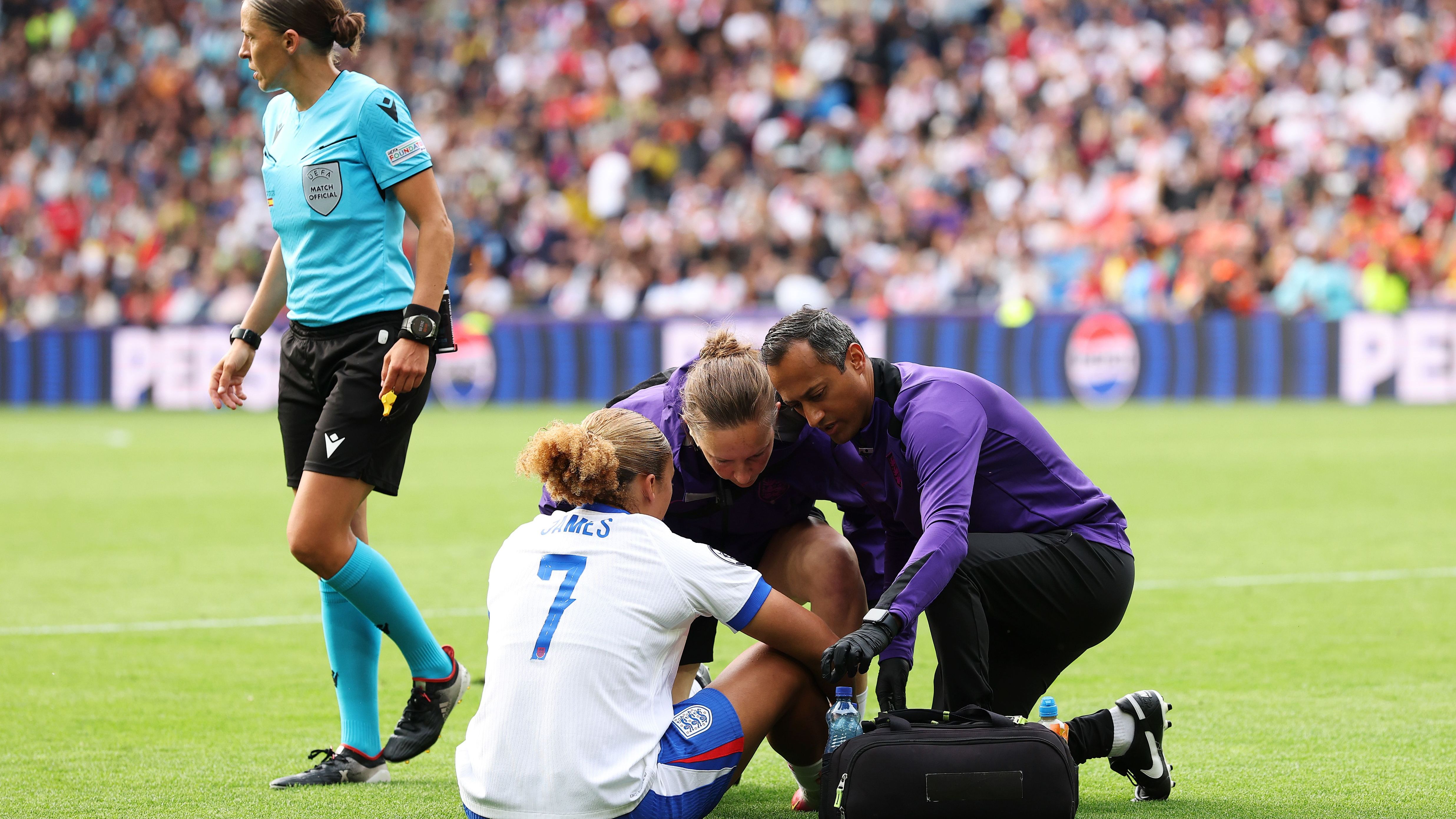 "Podría quedarme con una pierna colgando": la estrella de las Lionesses, Lauren James, insiste en que lo intentó todo para superar la "ridícula cantidad de dolor" en la Eurocopa 2025 y les dice a los críticos que "sean conscientes".