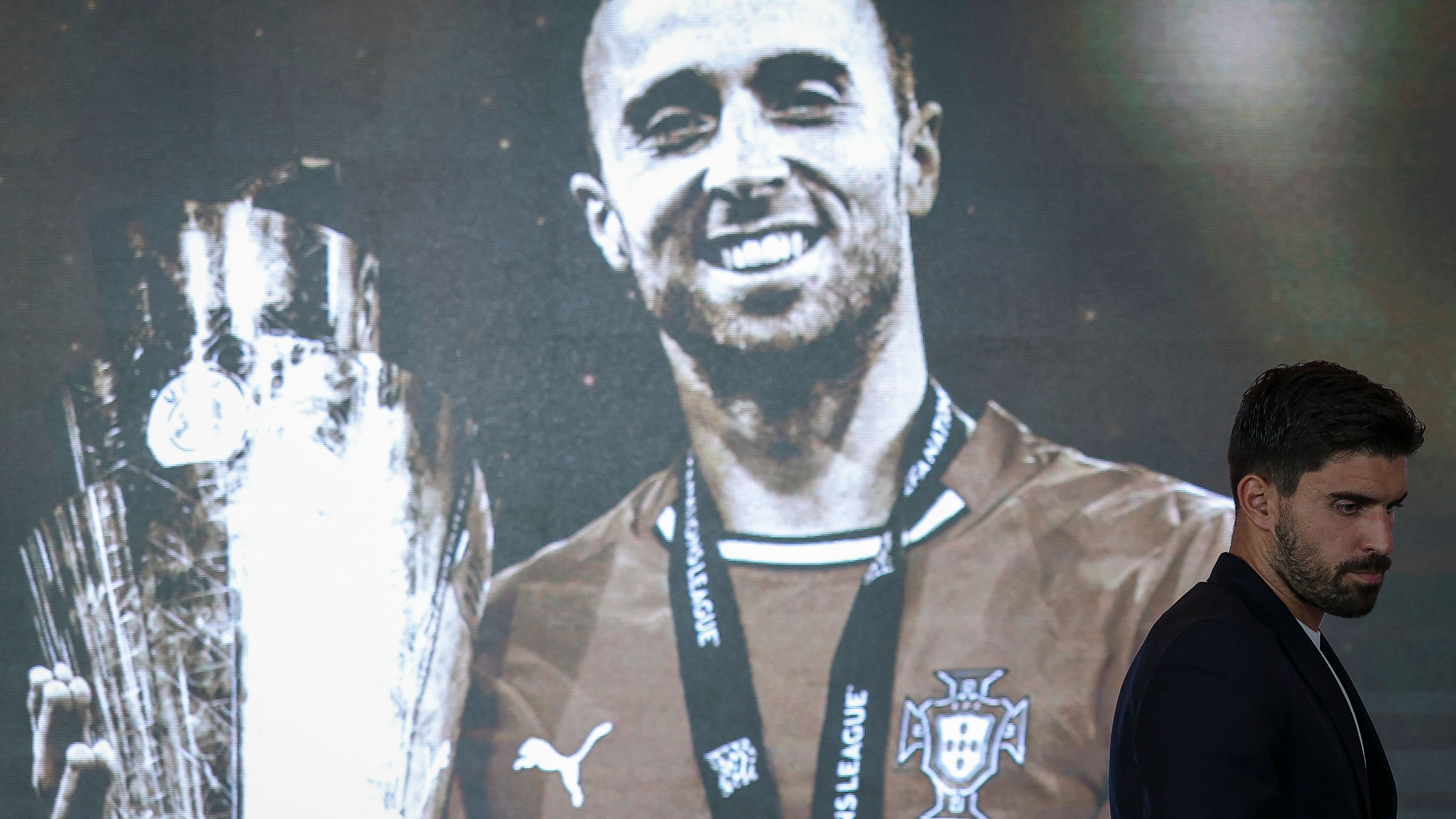 Rubén Neves revela un conmovedor tatuaje de Diogo Jota en homenaje a la fallecida estrella del Liverpool, acompañado por Cristiano Ronaldo y sus compañeros de la selección de Portugal en la base de la selección nacional.