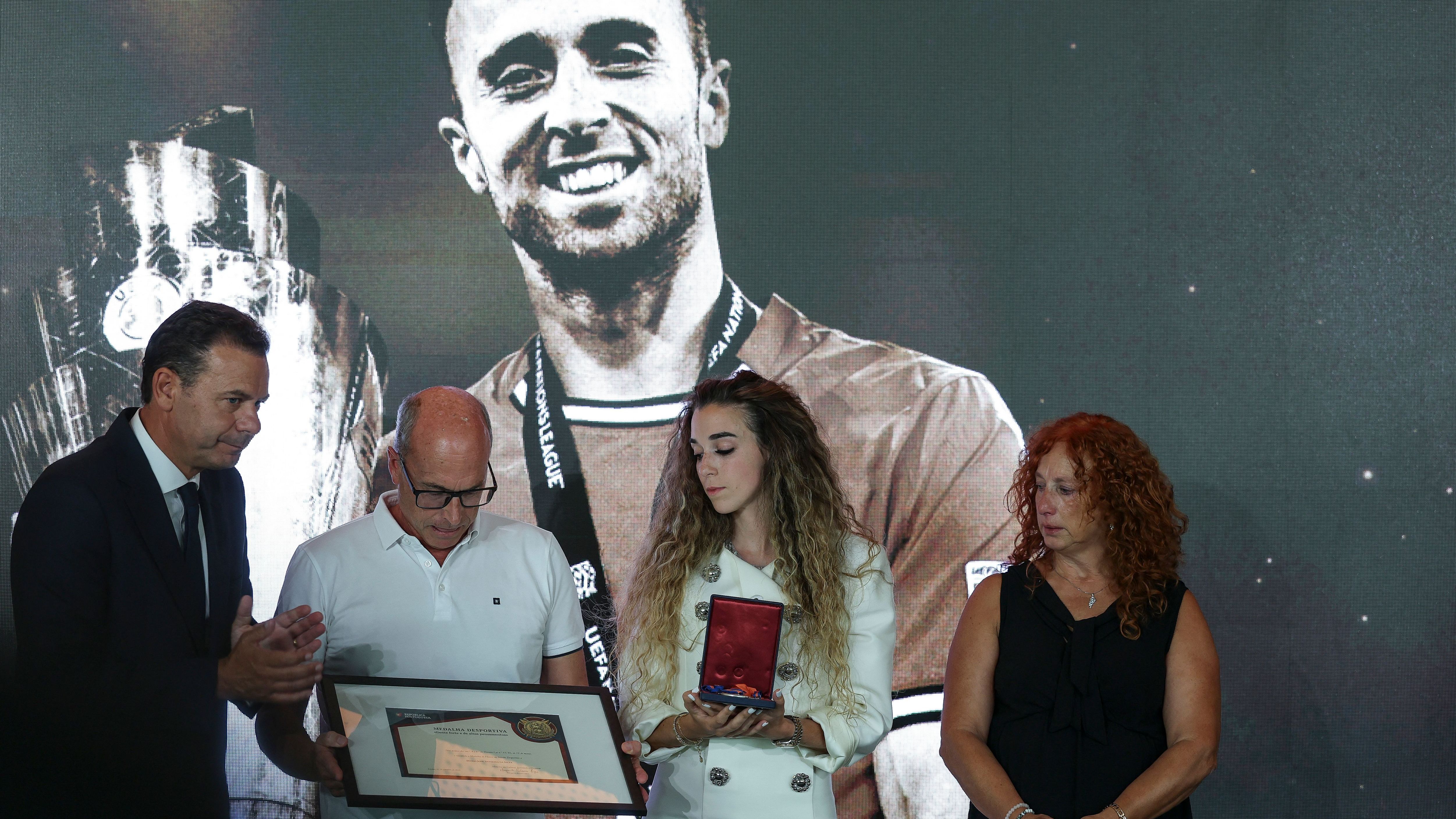 Rubén Neves revela un conmovedor tatuaje de Diogo Jota en homenaje a la fallecida estrella del Liverpool, acompañado por Cristiano Ronaldo y sus compañeros de la selección de Portugal en la base de la selección nacional.