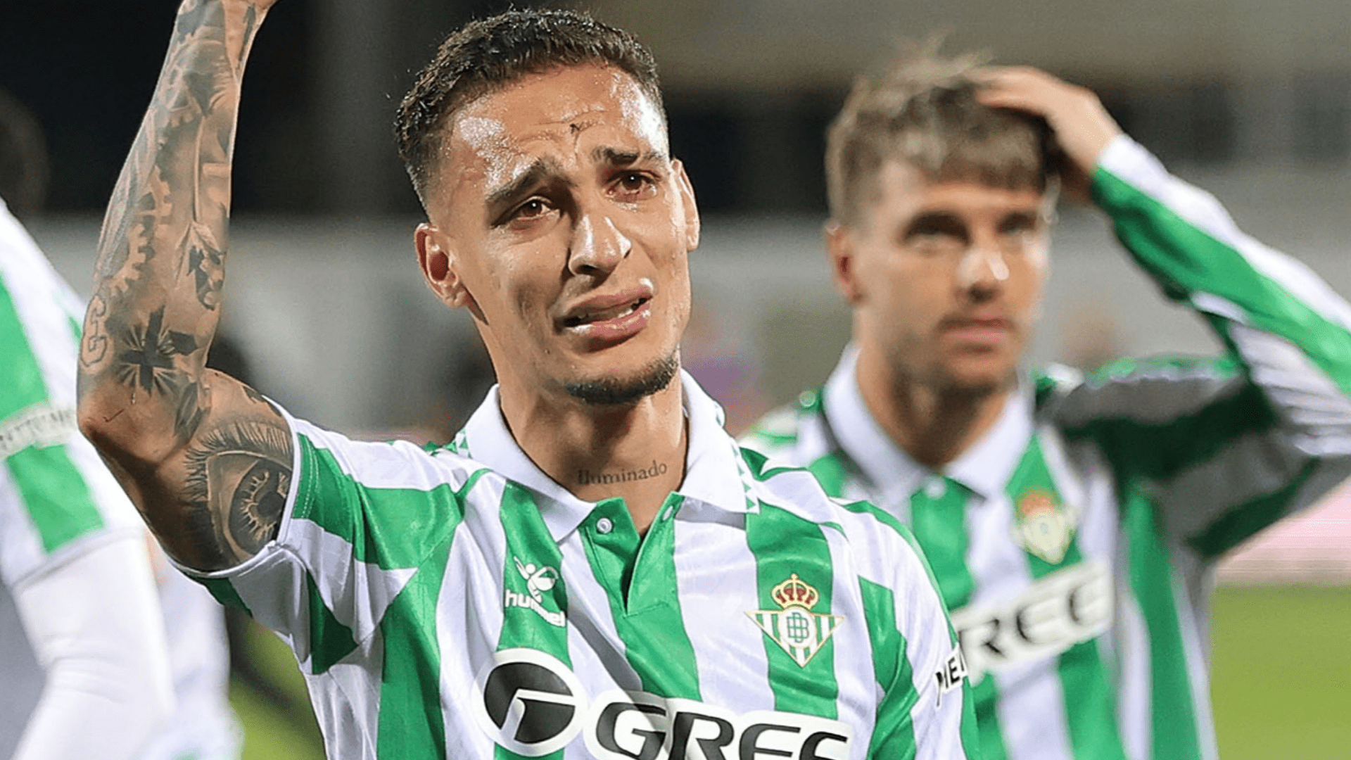 Antony rompe a llorar y revela que los aficionados del Betis le mantuvieron despierto a las 2 de la madrugada mientras el nuevo fichaje se sincera sobre el coste mental de pasar 40 días en un hotel antes de sellar finalmente su salida del Man Utd.