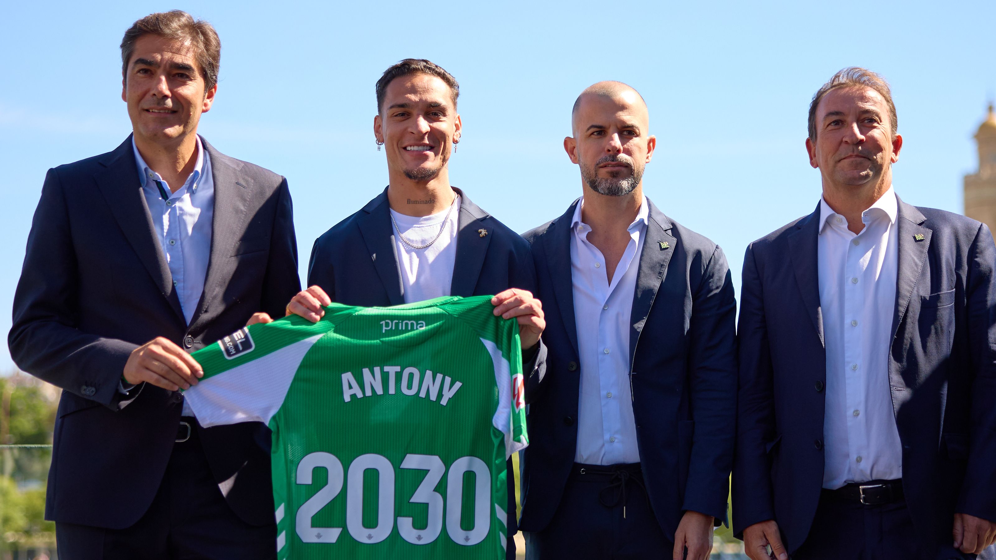 Antony rompe a llorar y revela que los aficionados del Betis le mantuvieron despierto a las 2 de la madrugada mientras el nuevo fichaje se sincera sobre el coste mental de pasar 40 días en un hotel antes de sellar finalmente su salida del Man Utd.