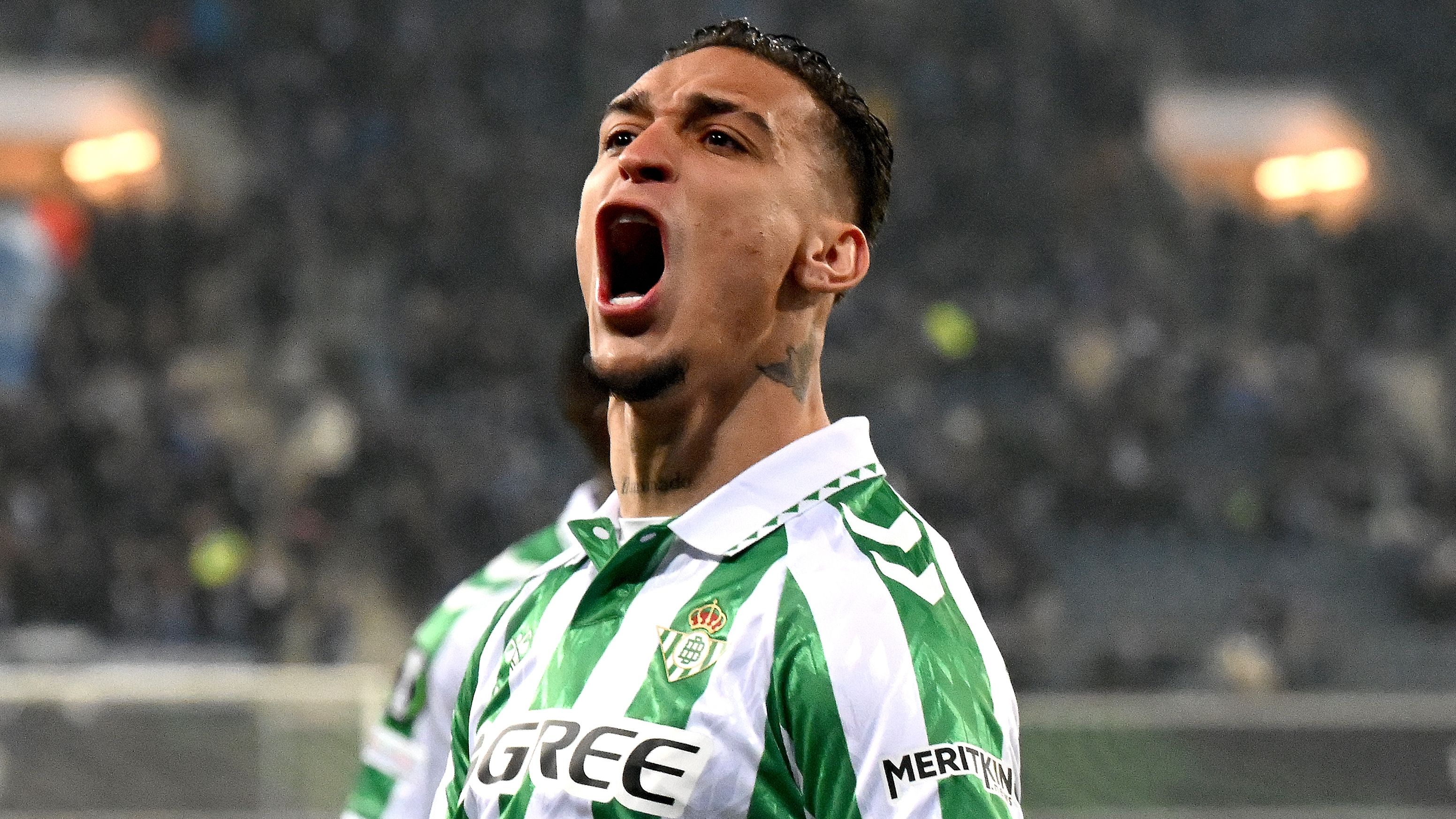 Antony rompe a llorar y revela que los aficionados del Betis le mantuvieron despierto a las 2 de la madrugada mientras el nuevo fichaje se sincera sobre el coste mental de pasar 40 días en un hotel antes de sellar finalmente su salida del Man Utd.
