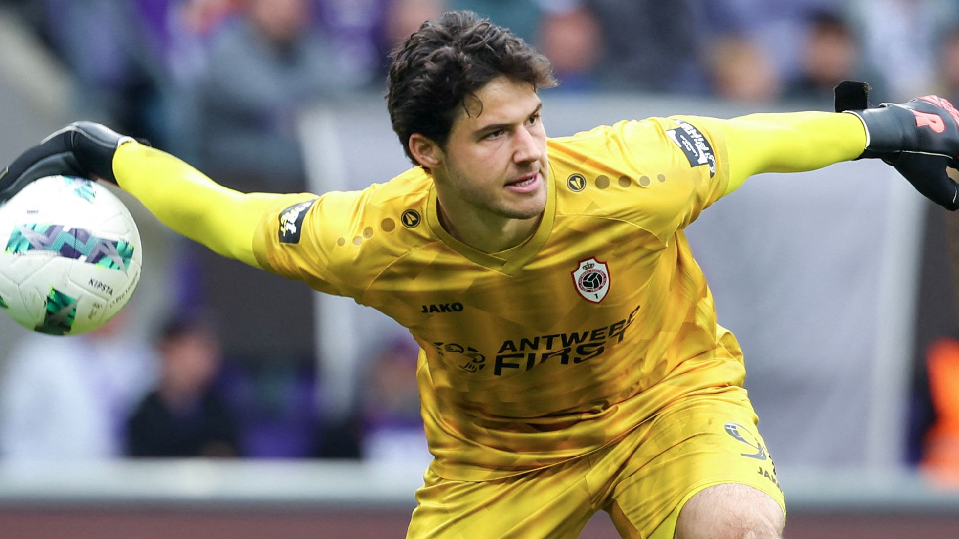Real Madrid No.1 Thibaut Courtois sends voice note verdict on Senne Lammens to Man Utd legend who was 'all-in on Emi Martinez'