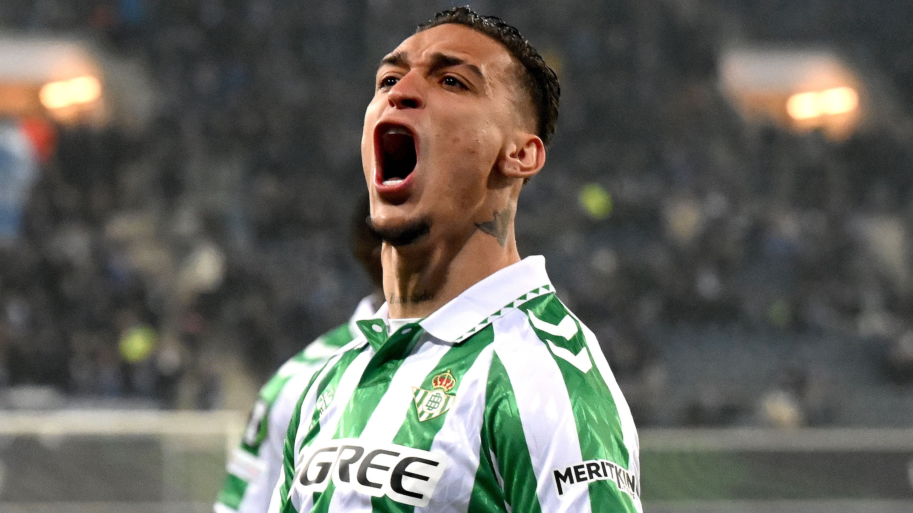 Antony, acosado por entusiastas aficionados del Betis tras resolver la saga de fichajes del Manchester United en el último día del mercado de fichajes.