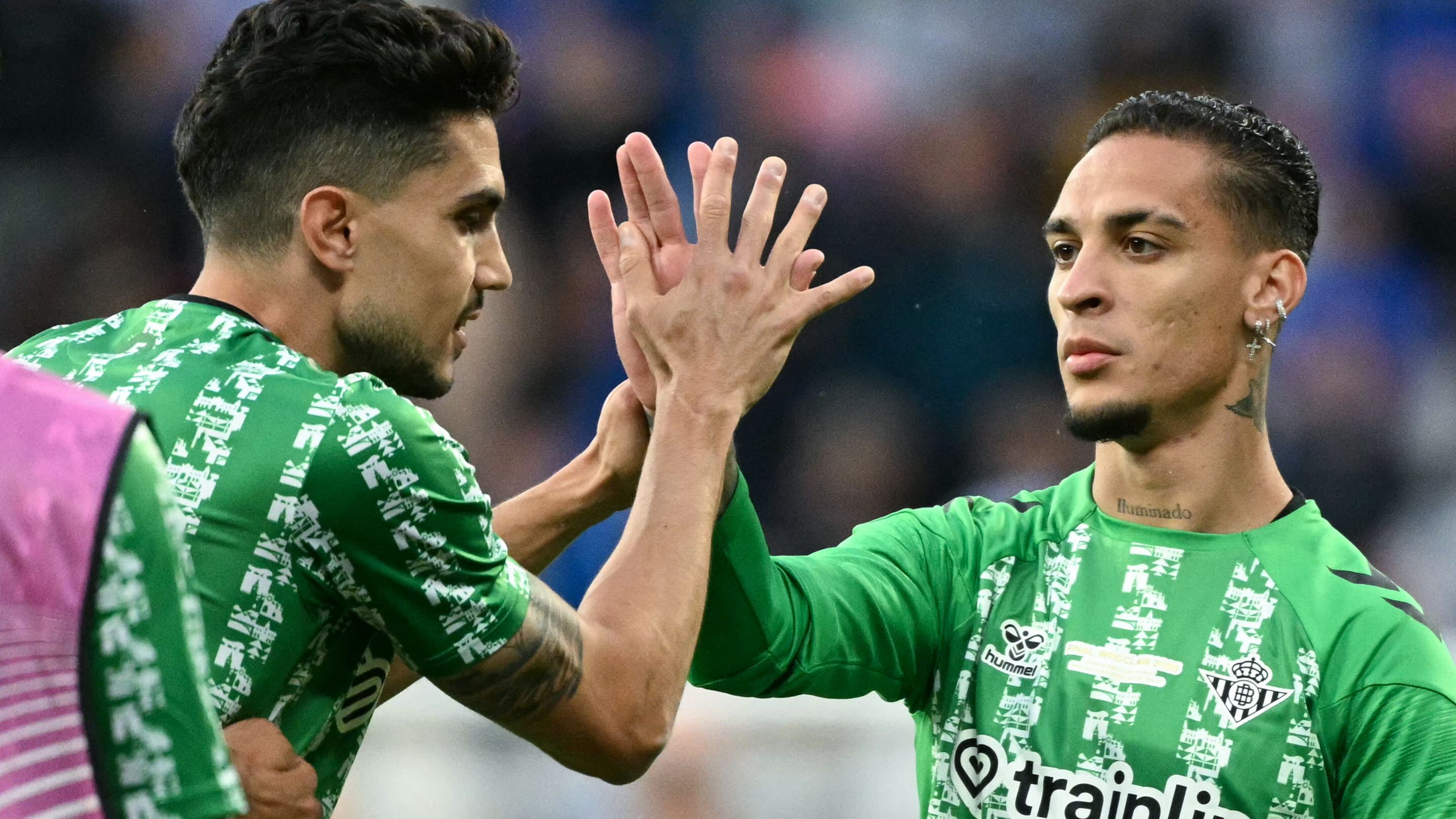 Antony, acosado por entusiastas aficionados del Betis tras resolver la saga de fichajes del Manchester United en el último día del mercado de fichajes.