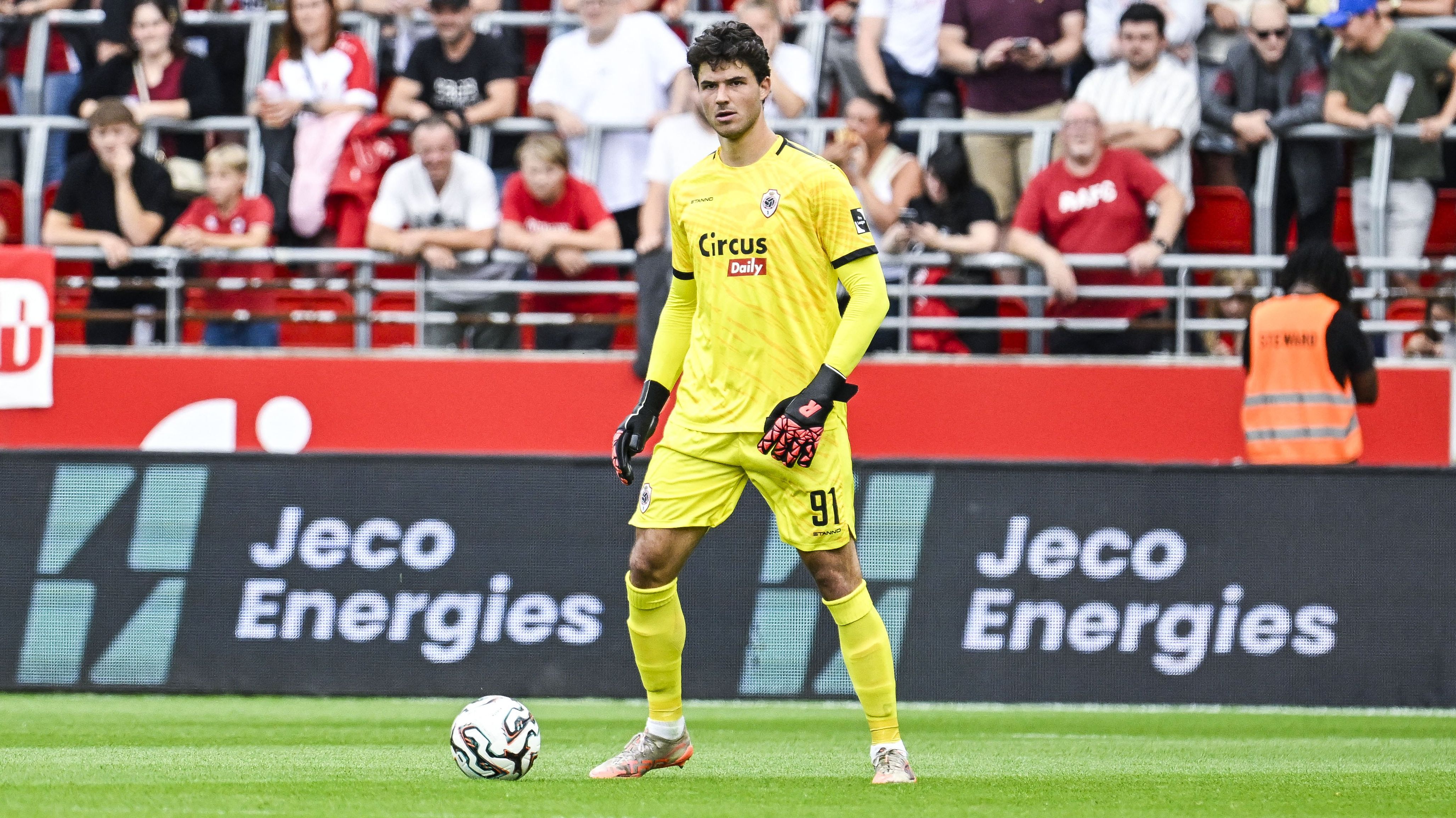 Manchester United Open to Offers for Goalkeepers Andre Onana and Altay Bayindir Following Senne Lammens' Arrival, with Saudi Arabian and Turkish Transfer Windows Still Active