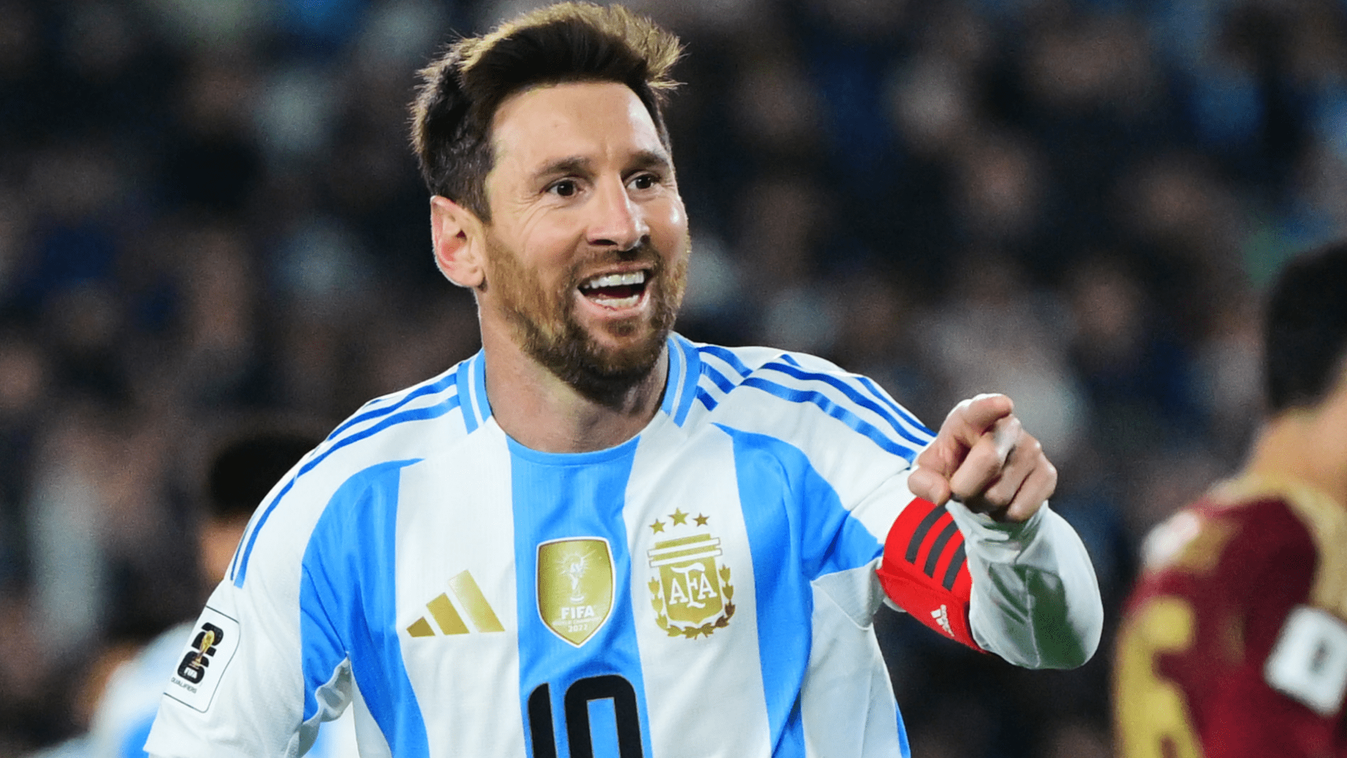 Franco Mastantuono explica sus disculpas a Lionel Messi durante la victoria de Argentina sobre Venezuela
