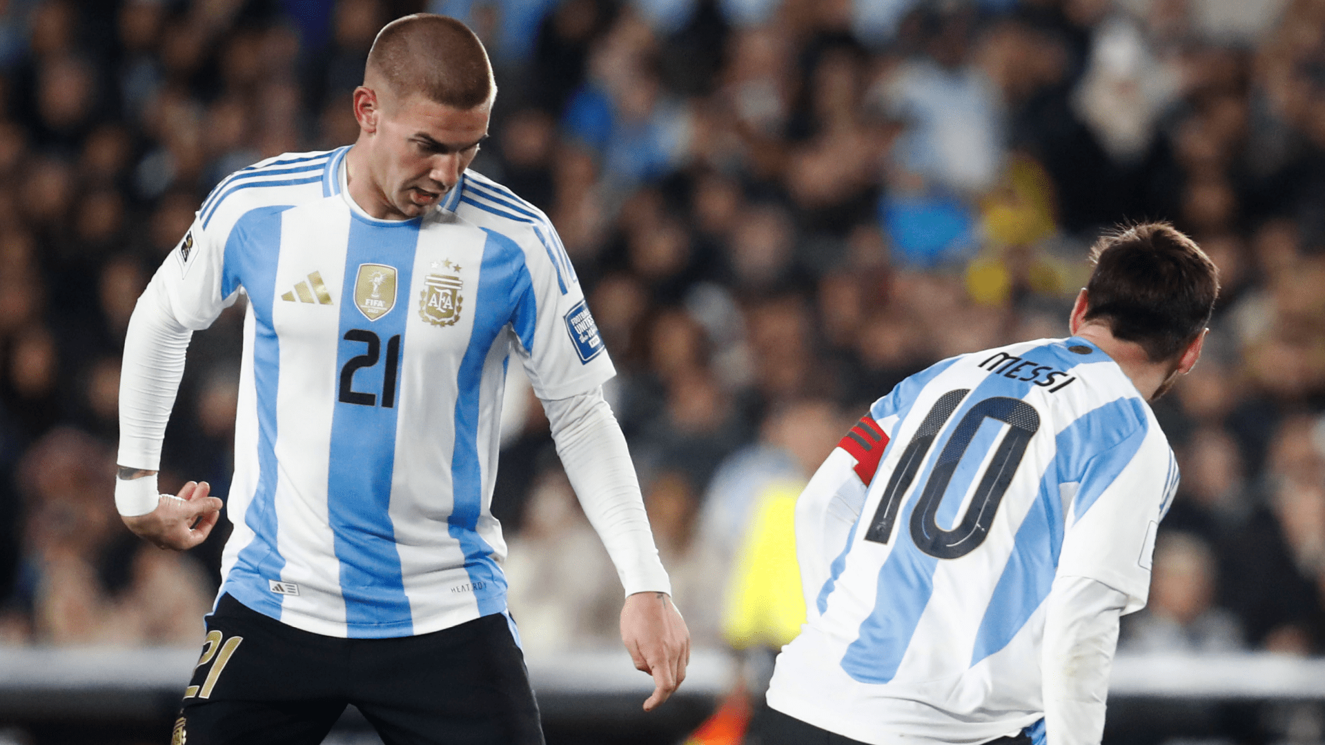 Franco Mastantuono explica sus disculpas a Lionel Messi durante la victoria de Argentina sobre Venezuela
