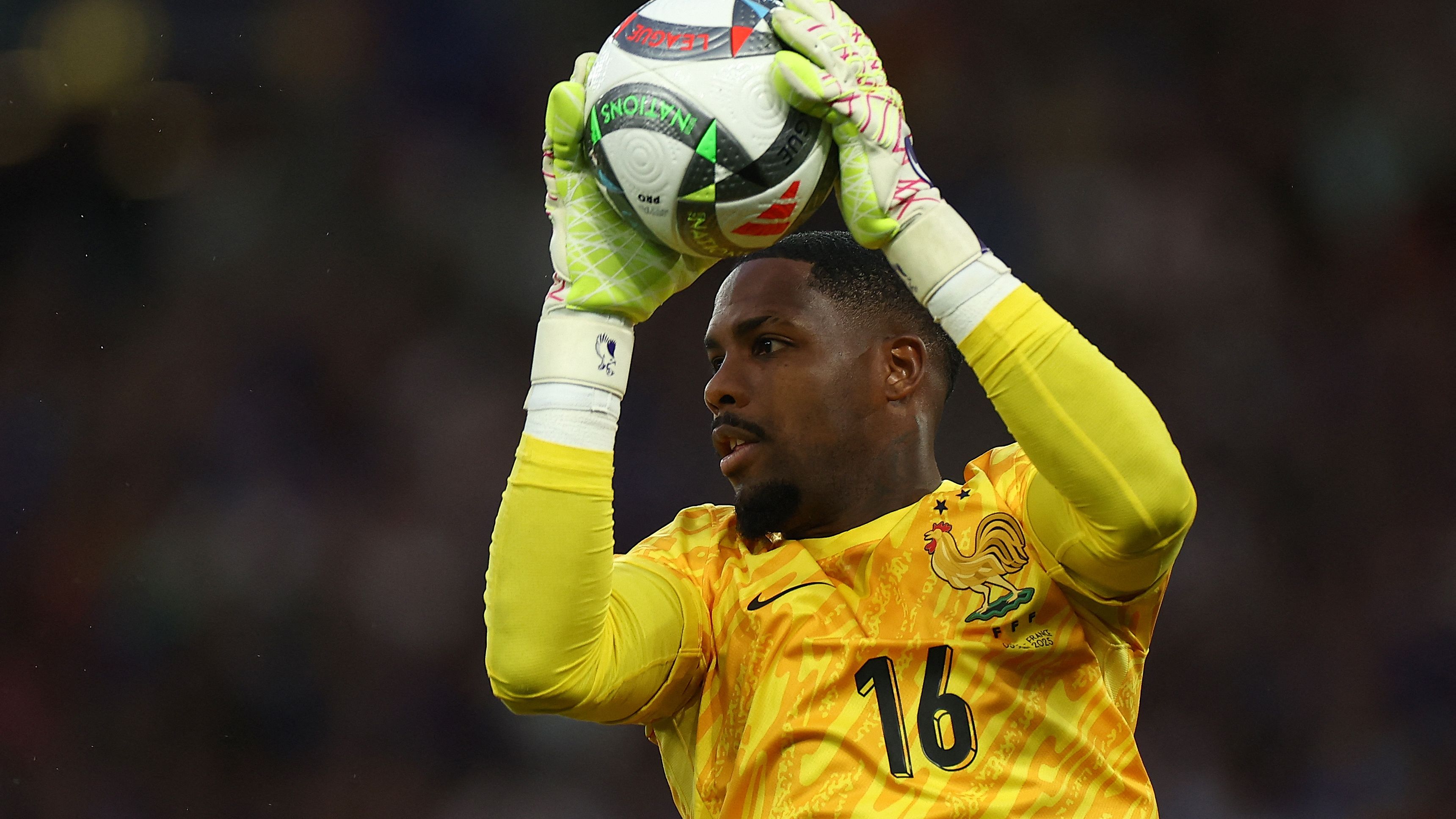 Mike Maignan edging towards free transfer as AC Milan contract talks fall apart after failed Chelsea transfer