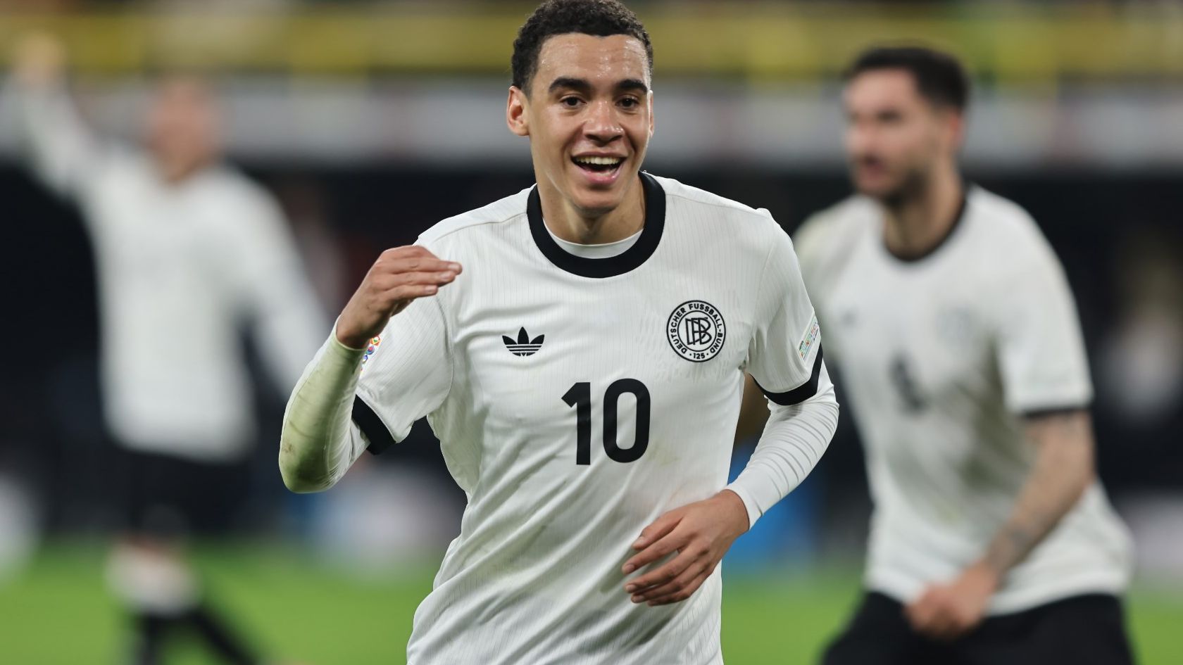 بعد الخسارة الصادمة لألمانيا أمام سلوفاكيا في تصفيات كأس العالم، أشاد النجم الألماني بجمال موسيالا ووصفه بأنه لا يُعوّض مثل ميسي.