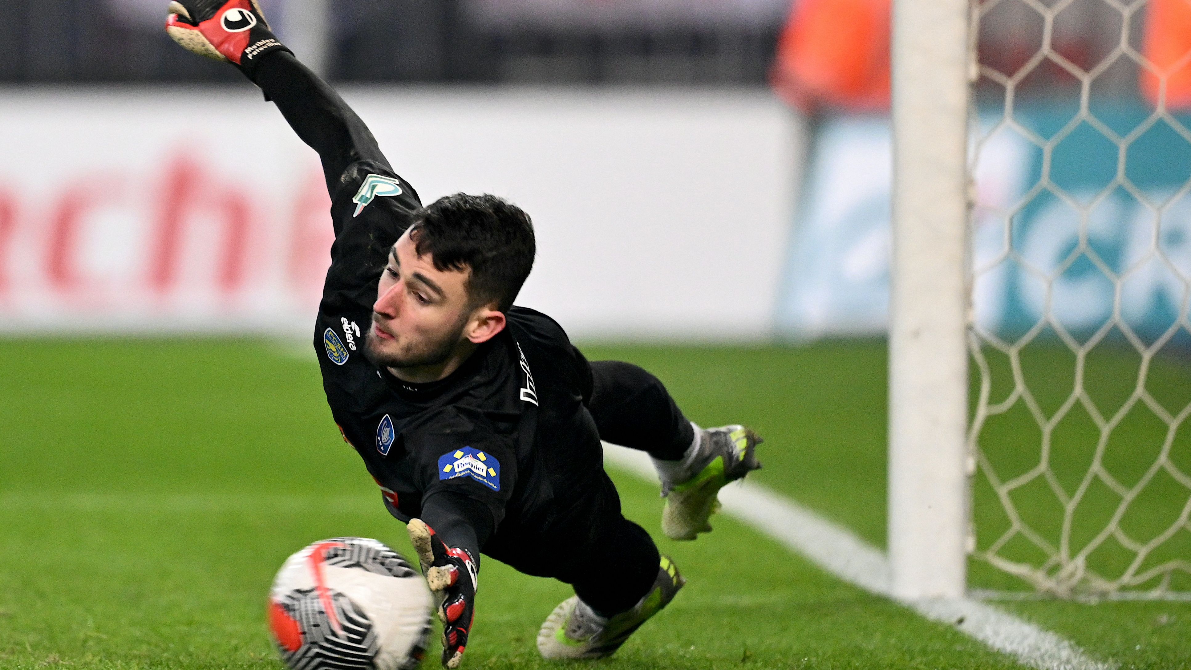 Olympique Lyonnais Transfers Young Goalkeeper to Al-Hilal for €350,000 Following Contract Rejection