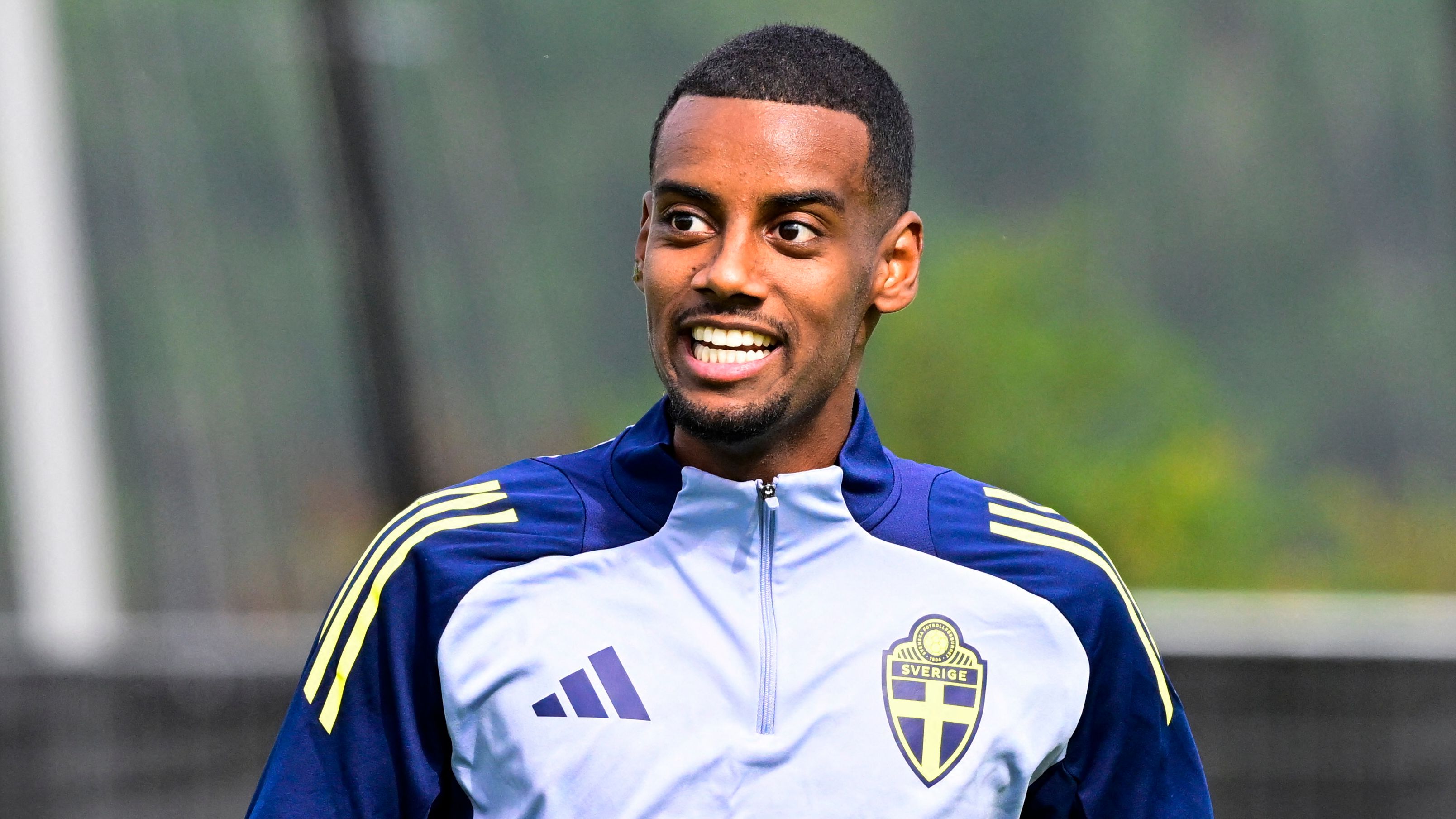 Viktor Gyökeres and Alexander Isak Warned of Transfer Saga Repercussions as Former Striker Criticizes Arsenal and Liverpool's New Signings