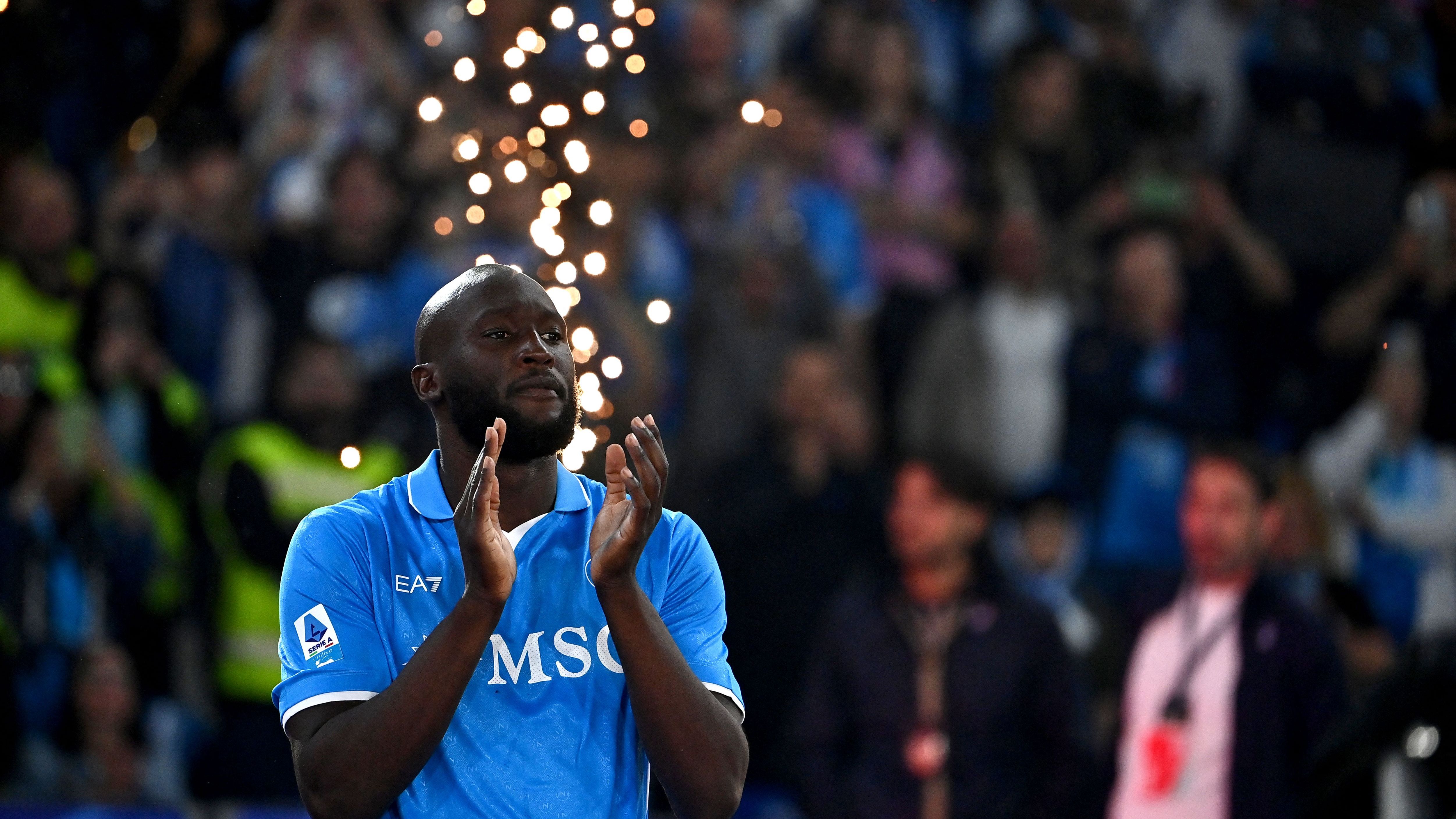 El Nápoles se enfrenta a un grave revés por lesión: Romelu Lukaku se perderá hasta noviembre por una lesión en el muslo en un amistoso de pretemporada.